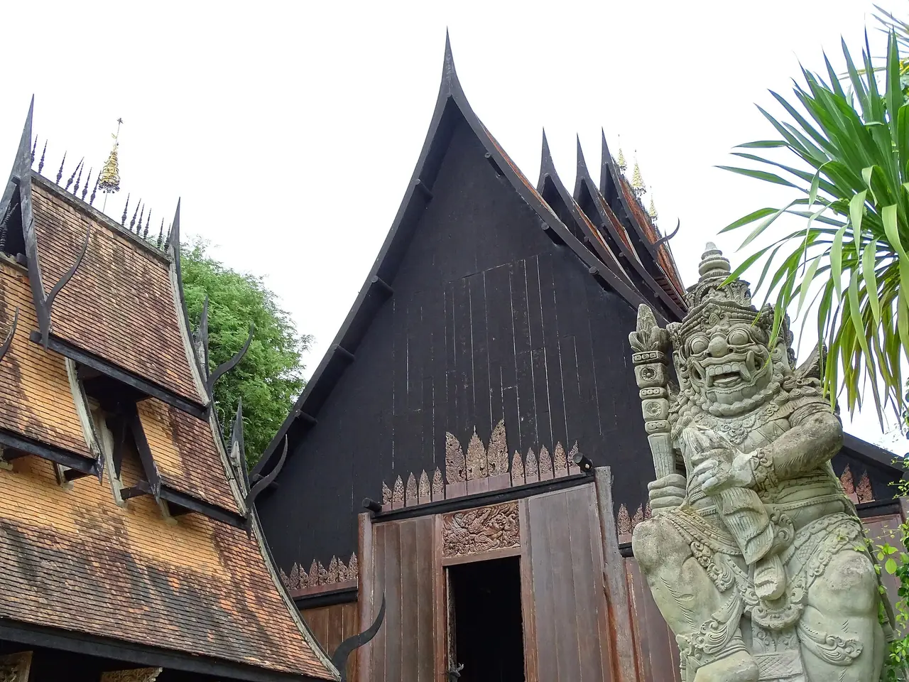 ภาพเชียงราย: บ้านดำ และวัดร่องเสือเต้น เชียงราย: ค่าเข้า เวลา และวิธีไป