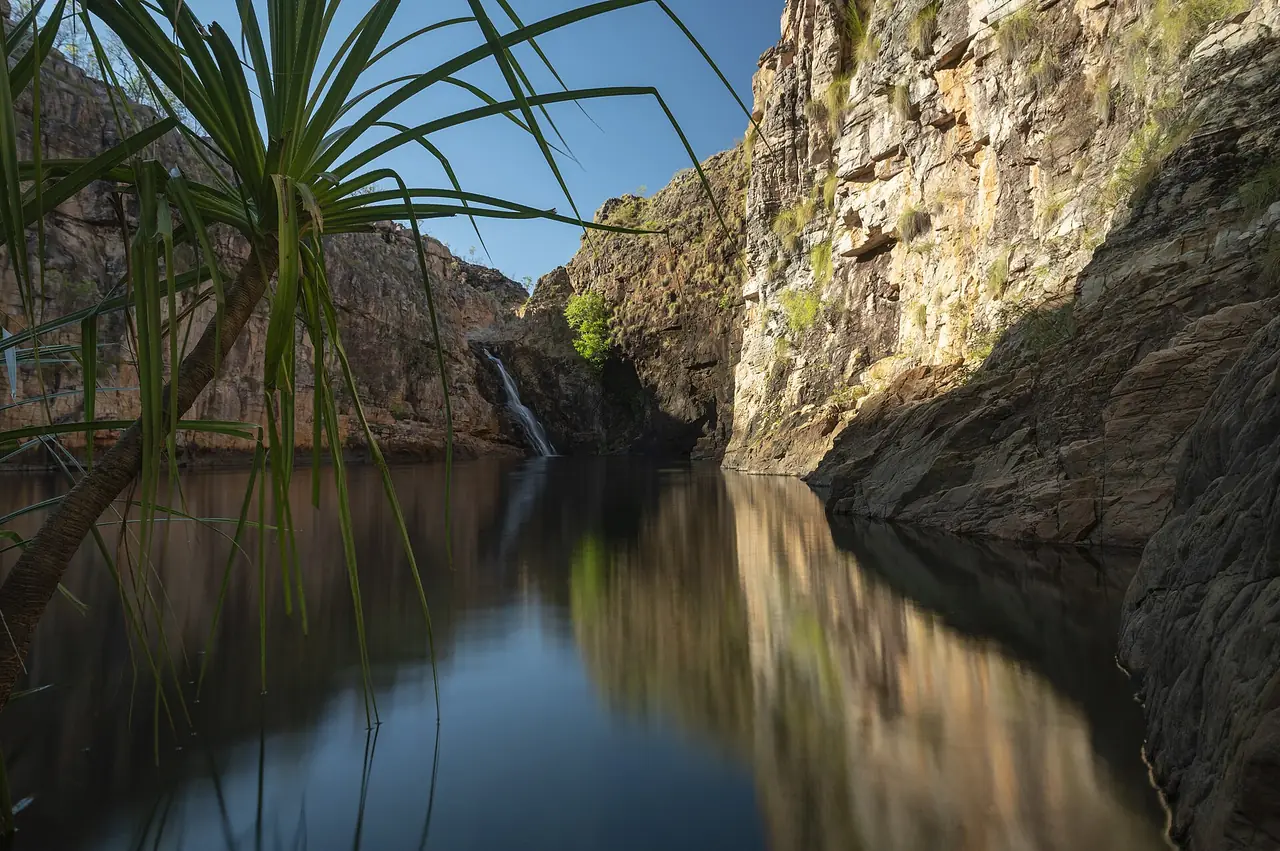 ลำธารและหน้าผาที่ Maguk (Barramundi Gorge) ภาพจากวันที่น้ำนิ่ง ภาพจาก Wikimedia Commons ผู้ถ่าย Joshua Tagicakibau สัญญา CC BY-SA 4.0 ไม่ระบุปีที่ถ่าย