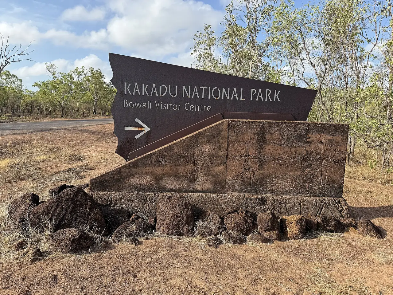 ป้ายทางเข้า Bowali Visitor Centre ที่ Jabiru ในอุทยานแห่งชาติ Kakadu ภาพจาก Wikimedia Commons ผู้ถ่าย DaHuzyBru สัญญา CC BY-SA 4.0 ถ่ายตุลาคม 2025