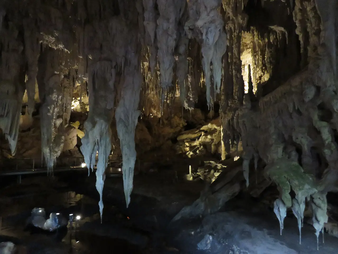 ภายในถ้ำ Mammoth Cave มีหินย้อยและแสงไฟตามทางเดิน ภาพจาก Wikimedia Commons ผู้ถ่าย Calistemon สัญญา CC BY-SA 4.0 ถ่ายตุลาคม 2023