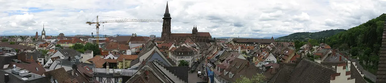 ทิวทัศน์เมืองเก่าไฟรบวร์ก เห็นยอดโบสถ์ Münster ประตู Martinstor และ Schwabentor ภาพพาโนรามาจาก Wikimedia Commons ผู้ถ่าย Andreas Schwarzkopf สัญญา CC BY-SA 3.0 ปีที่ถ่ายไม่ระบุ