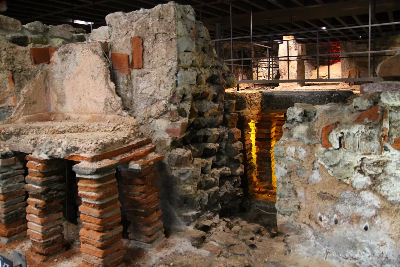 ซากห้องอบพื้นร้อนของบ้านอาบน้ำโรมันใต้ Friedrichsbad ภาพจาก Wikimedia Commons ผู้ถ่าย Gerd Eichmann สัญญา CC BY-SA 4.0 ถ่ายปี 2564