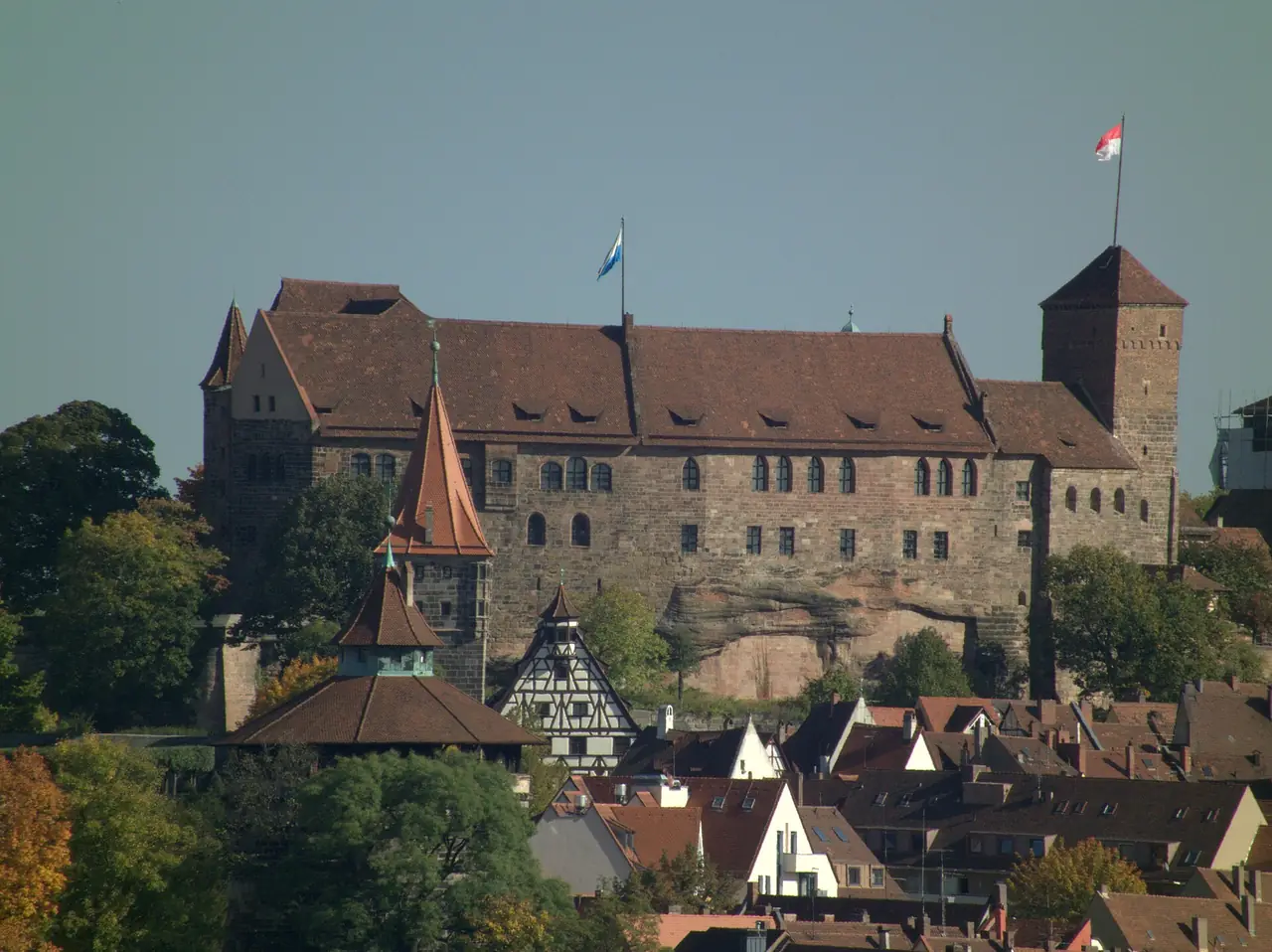 ปราสาท Kaiserburg นูเรมเบิร์กมองจากทิศตะวันตกเฉียงใต้ ภาพจาก Wikimedia Commons ผู้ถ่าย DALIBRI สัญญา CC BY-SA 3.0 ปีที่ถ่ายไม่ระบุ