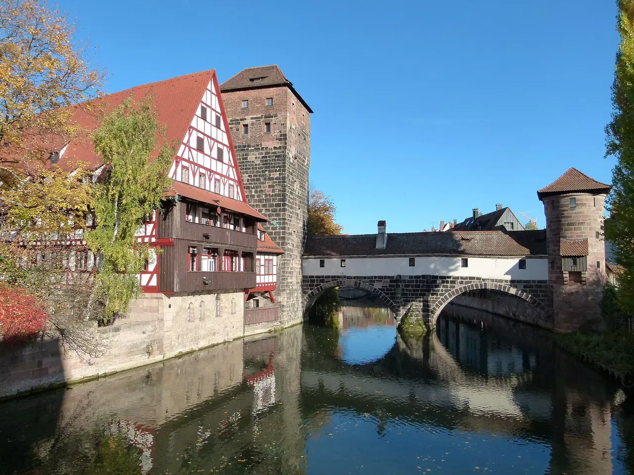 สะพาน Henkersteg กับ Weinstadel และหอริมแม่น้ำ Pegnitz ภาพจาก Wikimedia Commons ผู้ถ่าย Dr. Bernd Gross สัญญา CC BY-SA 3.0 ปีที่ถ่ายไม่ระบุ