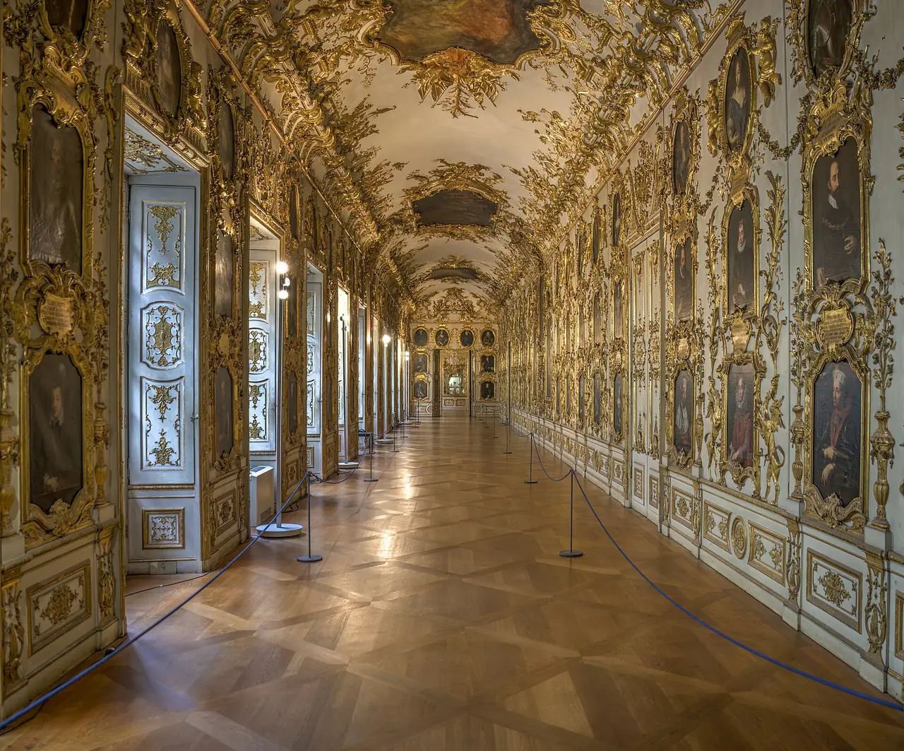 Ancestral Gallery ห้องแสดงภาพเหมือนราชวงศ์ Wittelsbach กรอบแกะสลักปิดทอง ภาพจาก Wikimedia Commons ผู้ถ่าย Wilfredor สัญญา CC0 ปีที่ถ่ายไม่ระบุ