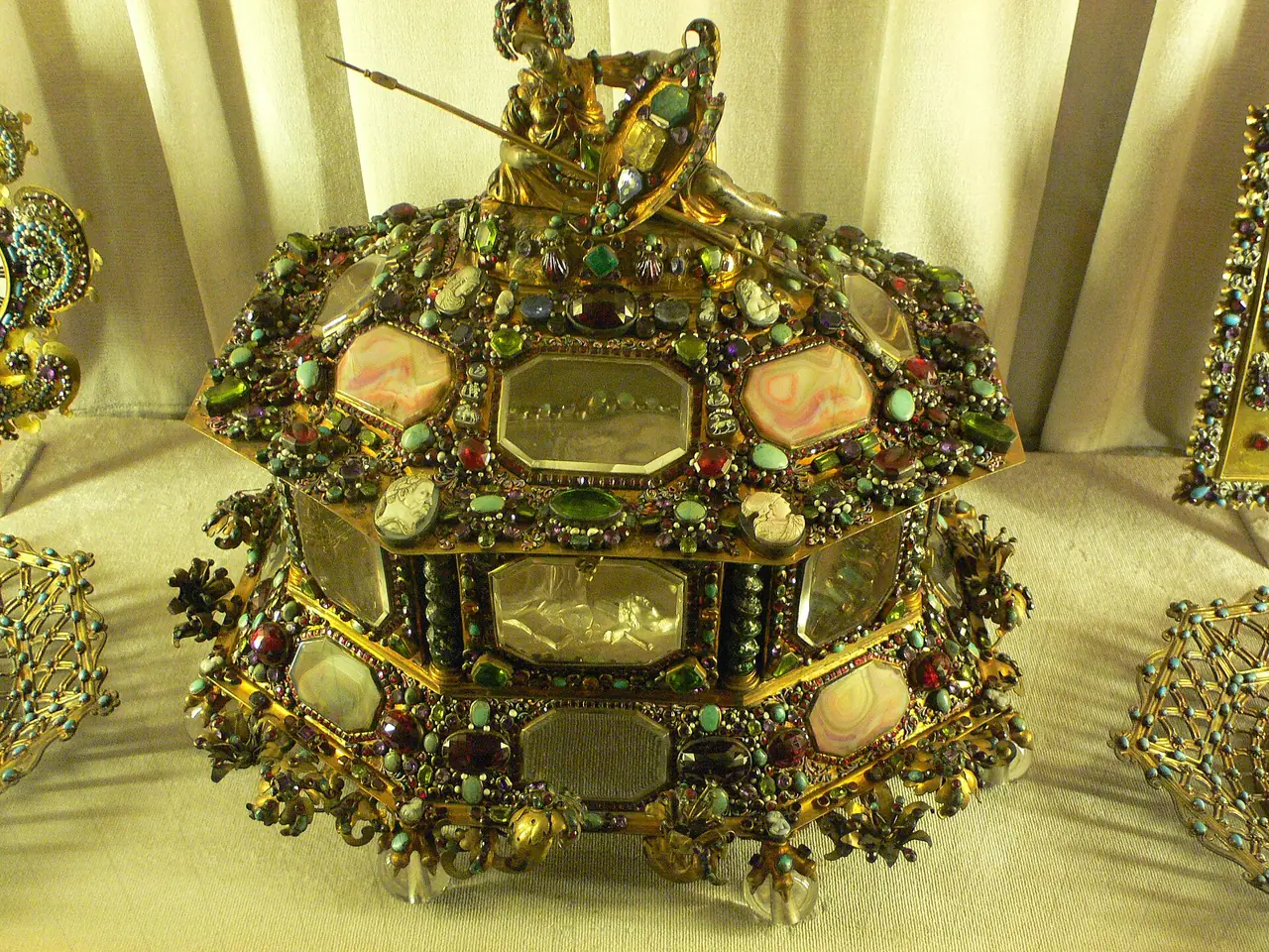 ภาชนะประดับอัญมณีในตู้ของ Treasury ภาพจาก Wikimedia Commons ผู้ถ่าย Heather Cowper สัญญา CC BY 2.0 ถ่ายราวปี 2552 ชิ้นงานที่ตั้งโชว์ในวันที่คุณไปอาจต่างจากภาพ
