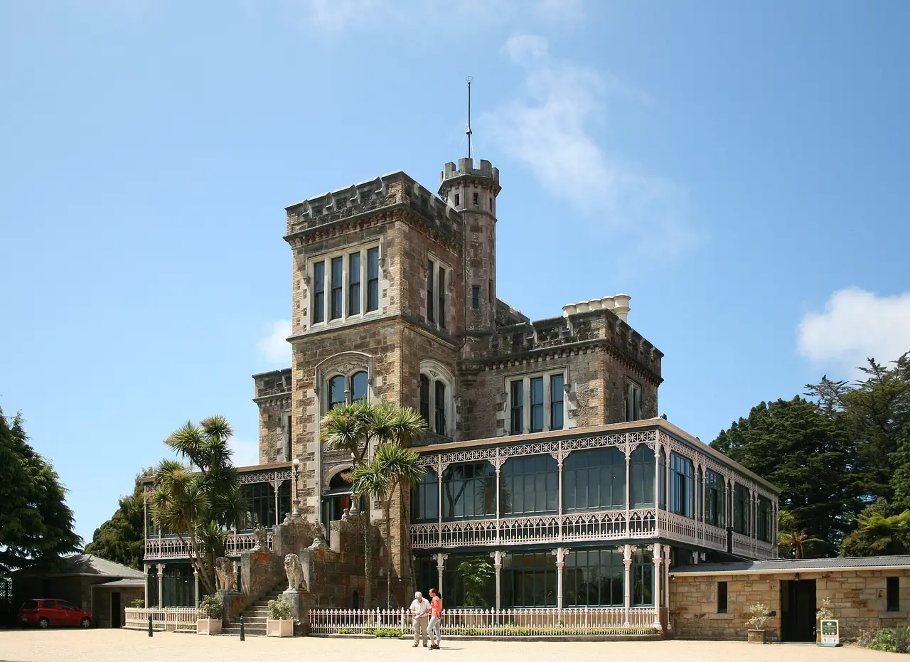 อาคารปราสาท Larnach ที่คาบสมุทร Otago มีหอคอยและระเบียงลายลูกไม้ ภาพจาก Wikimedia Commons ผู้ถ่าย Diego Delso สัญญา CC BY-SA 3.0 ไม่ระบุปีที่ถ่าย