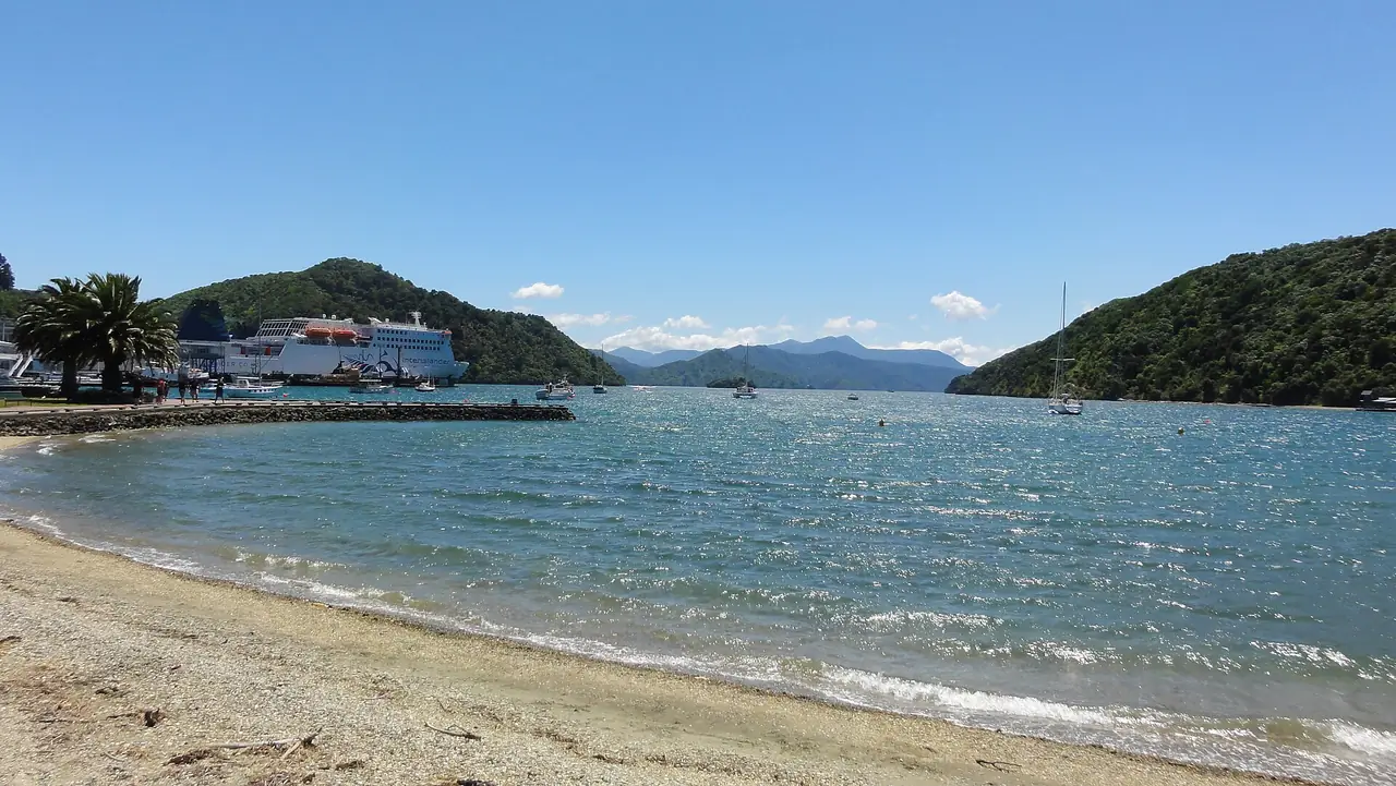 อ่าว Queen Charlotte Sound มองจากท่าเรือ Picton ภาพจาก Wikimedia Commons ผู้ถ่าย Andy king50 สัญญา CC BY-SA 3.0 ถ่ายธันวาคม 2011