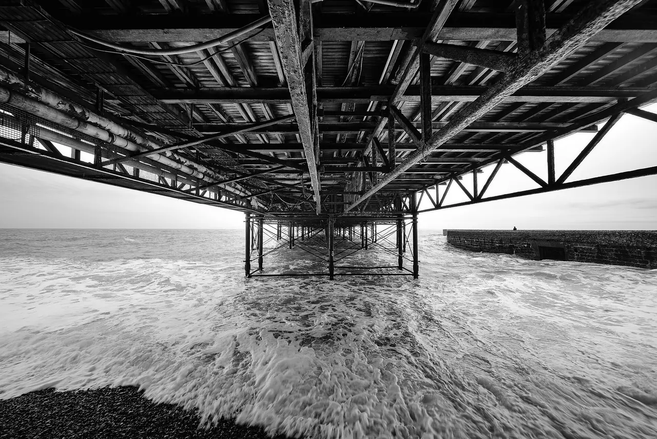 มองจากชายหาดใต้ Palace Pier ในไบรตัน ภาพขาวดำ ภาพจาก Wikimedia Commons ผู้ถ่าย Arild Vågen สัญญา CC BY-SA 4.0 ถ่ายเดือนมีนาคม 2017