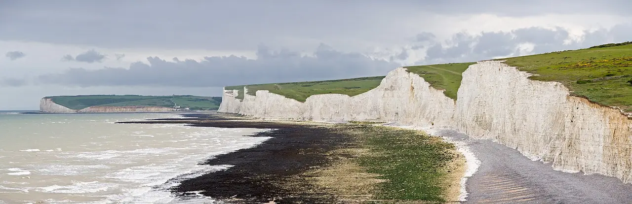 ภาพพาโนรามาหน้าผาชอล์ก Seven Sisters ชายฝั่งอีสต์ซัสเซกซ์ ภาพจาก Wikimedia Commons ผู้ถ่าย Diliff สัญญา CC BY-SA 3.0 ถ่ายเดือนพฤษภาคม 2009 ภาพเก่า ลักษณะหน้าผาอาจเปลี่ยนจากการพังทลาย