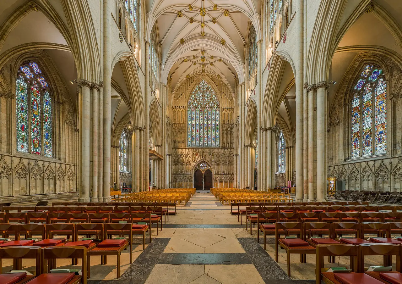 ทางเดินกลาง (nave) ของ York Minster มองไปทางหน้าต่างฝั่งตะวันตก ภาพจาก Wikimedia Commons ผู้ถ่าย Diliff สัญญา CC BY-SA 3.0 ไม่ระบุปีที่ถ่าย