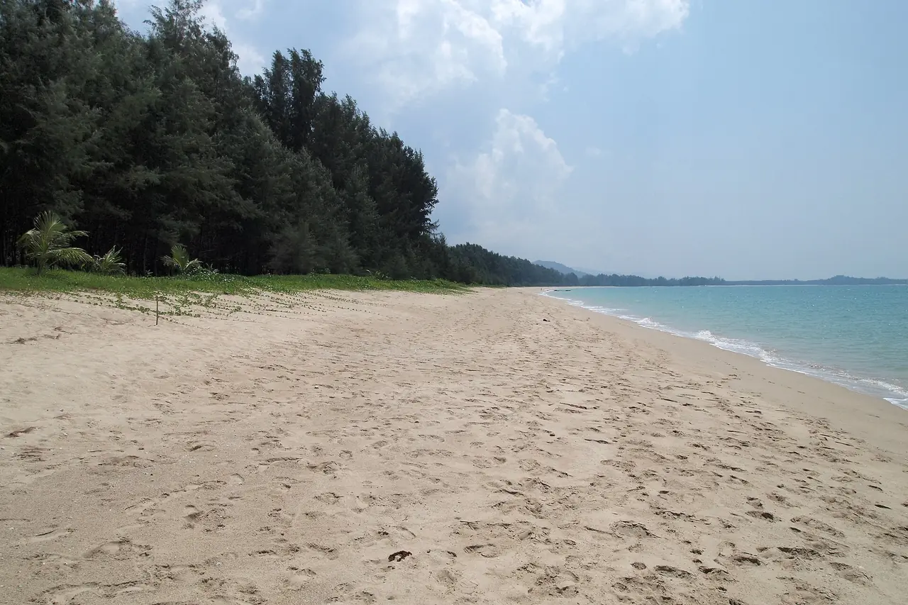 ภาพเขาหลักและสิมิลัน: หาดเขาหลัก นางทอง บางเนียง คึกคัก แหลมปะการัง บางสัก