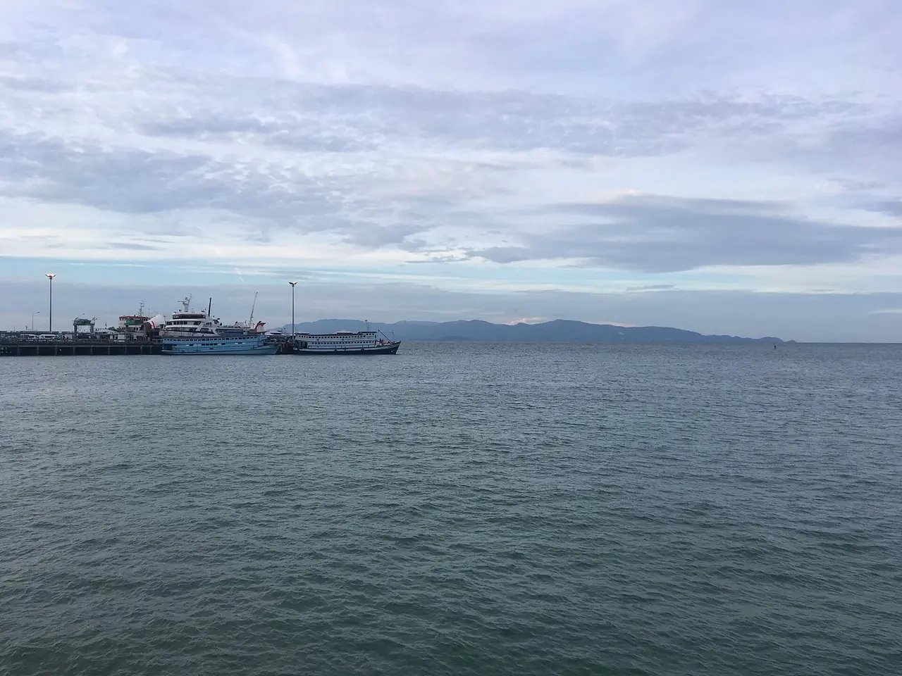 ภาพเกาะพะงัน: เรือไปเกาะพะงัน ตารางเรือ ราคา ท่าเรือท้องศาลา เรือกลางคืน