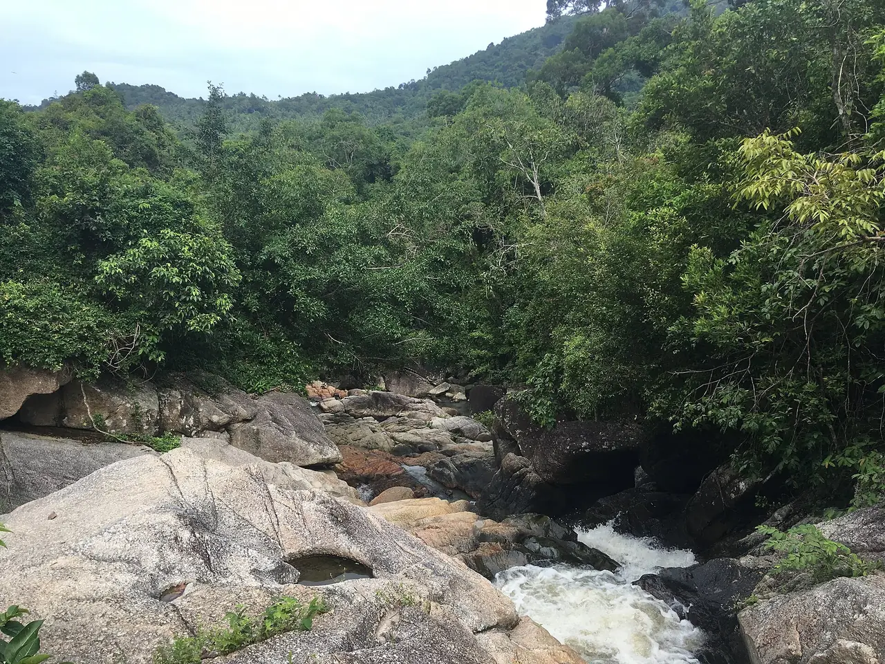 ภาพเกาะพะงัน: น้ำตกธารเสด็จ น้ำตกแพรง เกาะพะงัน ค่าเข้า เวลา จารึก ร.5
