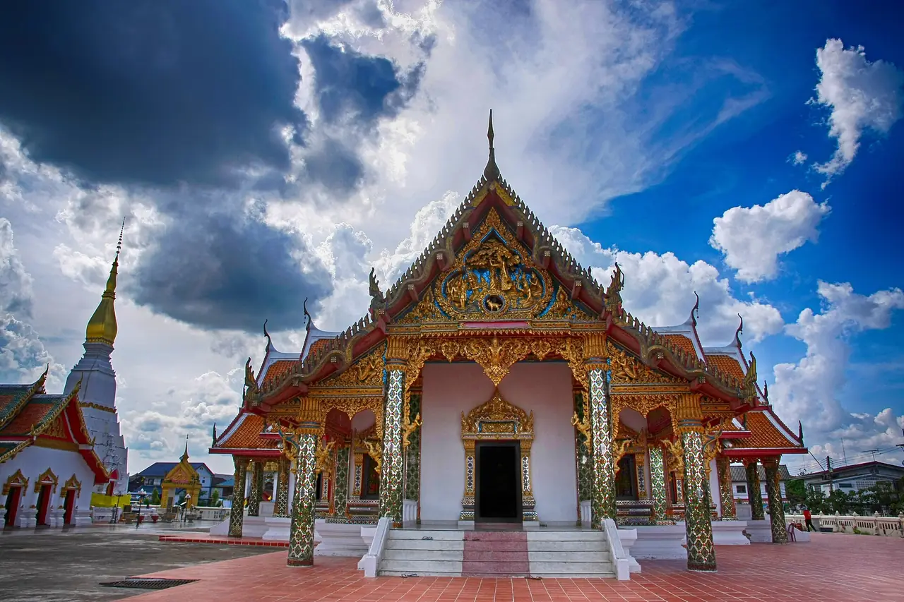 ภาพสกลนคร: วัดพระธาตุเชิงชุม สกลนคร เวลาเปิด ประวัติ เดินเที่ยวในเมือง