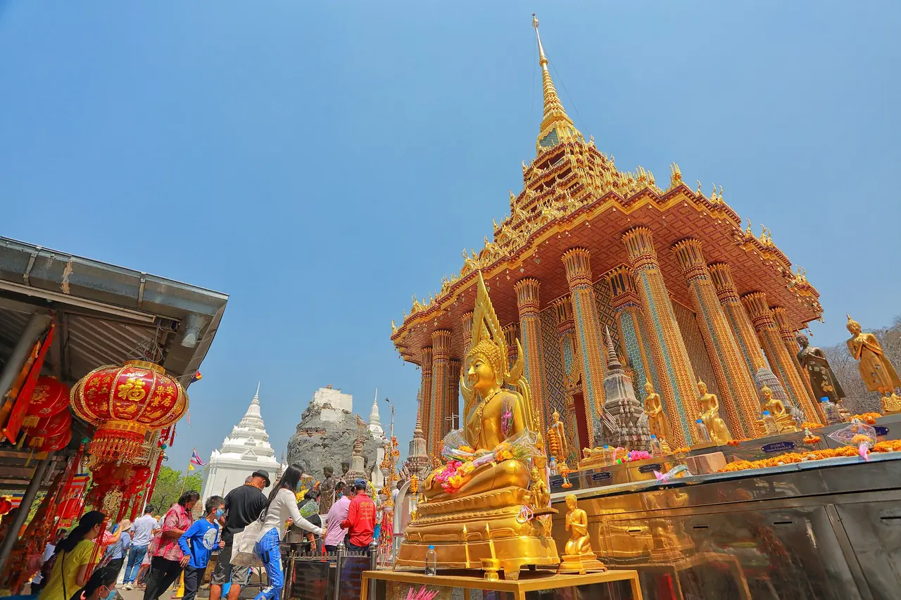 ภาพสระบุรี: วัดพระพุทธบาท สระบุรี ค่าเข้า เวลา พิพิธภัณฑ์ ตักบาตรดอกไม้
