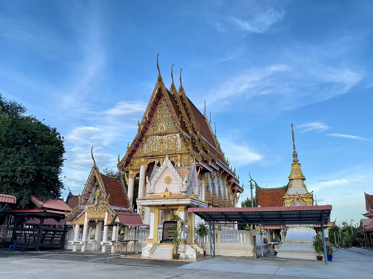 เจดีย์และหลังคาโบสถ์ของวัดโพธิ์ธาตุ ในตัวอำเภอชุมแพ ซึ่งเป็นเมืองหน้าด่านก่อนเข้าอุทยาน ภาพจาก Wikimedia Commons ผู้ถ่าย Chin Jirayu สัญญา CC BY 4.0 เป็นภาพประกอบเมืองใกล้เคียง ไม่ใช่ในอุทยาน