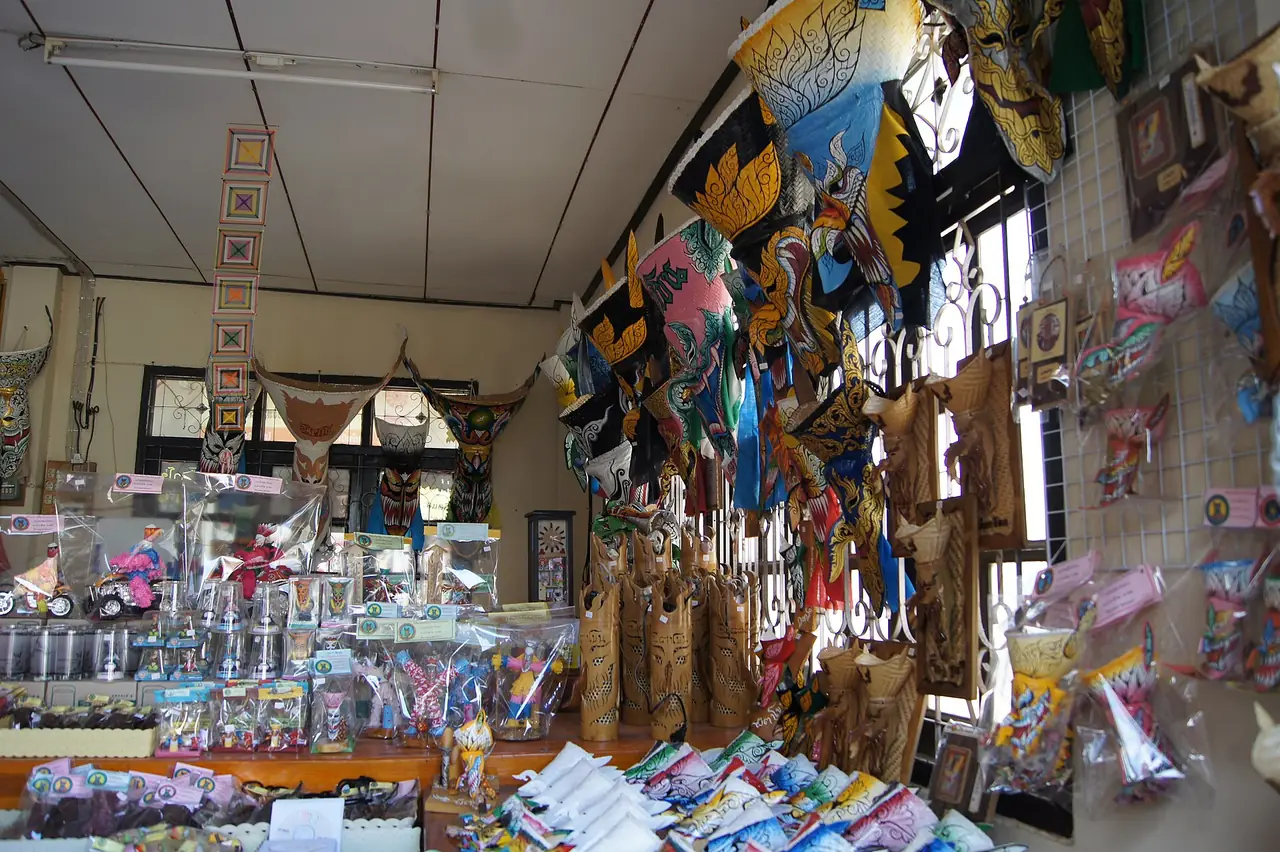 ร้านที่ระลึกในด่านซ้ายแขวนและวางหน้ากากผีตาโขนขนาดเล็ก ของฝาก และงานฝีมือหลายแบบ ภาพจาก Wikimedia Commons ผู้ถ่าย Charin ninsu สัญญา CC BY 3.0 ชื่อไฟล์ระบุผีตาโขน ไม่ระบุร้านและปีที่ถ่าย