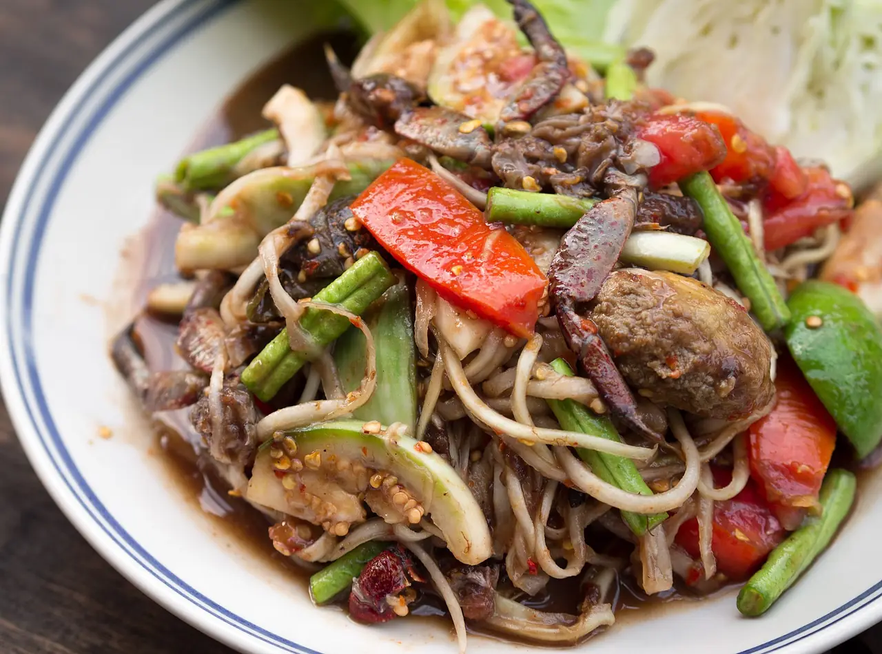 ส้มตำลาวที่ใส่ปลาร้า ปูเค็ม และเส้นมะละกอ ตามชื่อไฟล์บนคอมมอนส์ ภาพจาก Wikimedia Commons ผู้ถ่าย Takeaway สัญญา CC BY-SA 3.0 เป็นภาพประกอบ ไม่ใช่ร้านในอีสาน