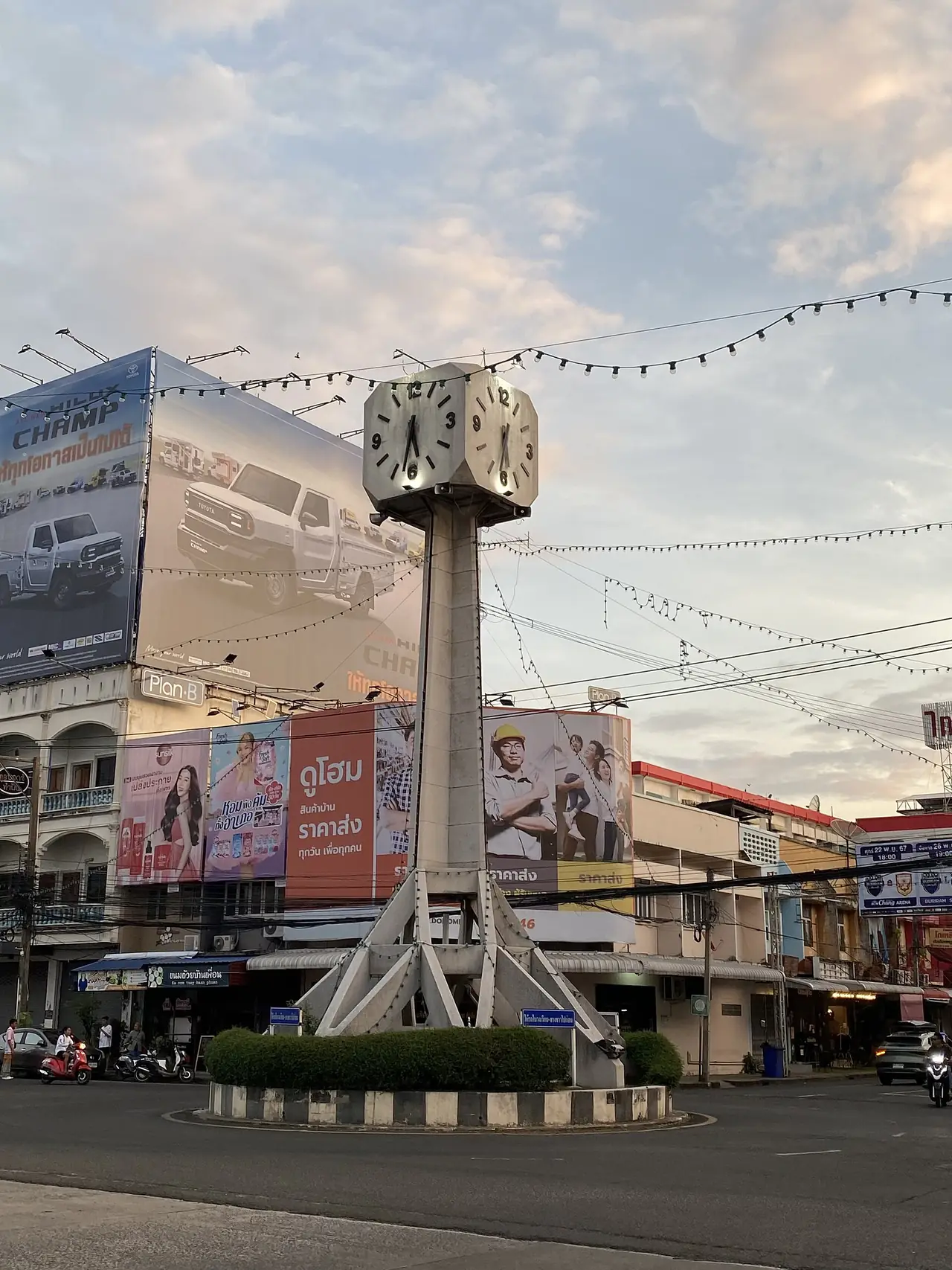 หอนาฬิกาสี่ด้านที่วงเวียนในเมืองบุรีรัมย์ ตามชื่อไฟล์บนคอมมอนส์คือหอนาฬิกาบุรีรัมย์ ตอนเย็นมีไฟประดับ ภาพจาก Wikimedia Commons ผู้ถ่าย Reversemos.sapanaht สัญญา CC BY-SA 4.0 ไม่ยืนยันว่าเป็นหอนาฬิกาจังหวัดตัวเดียวกับที่เทศบาลลงหน้าสถานีรถไฟ