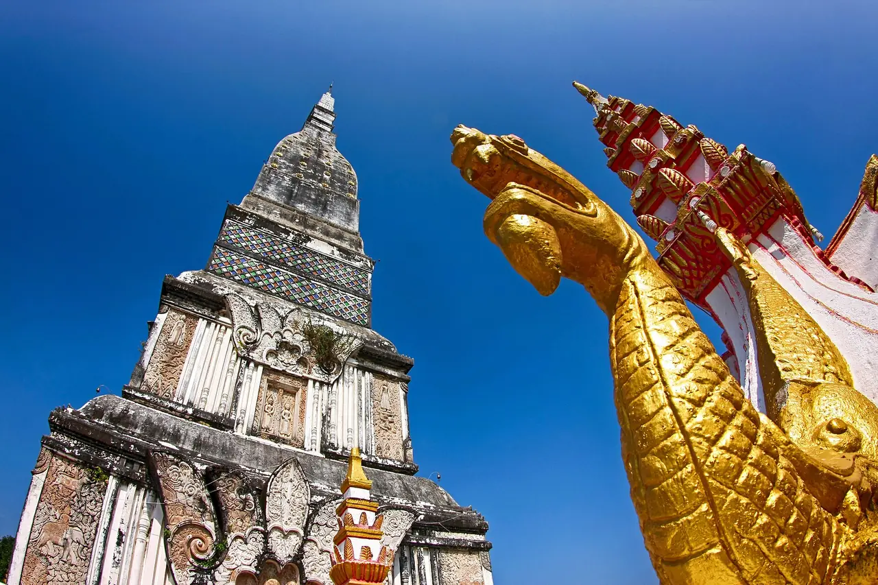 องค์พระธาตุท่าอุเทนมองจากด้านล่างกับรูปพญานาคทองคำด้านหน้า ภาพจาก Wikimedia Commons ผู้ถ่าย Chaiyathat สัญญา CC BY-SA 4.0 ตามชื่อไฟล์เป็นพระธาตุท่าอุเทน ไม่ระบุวันที่ถ่าย
