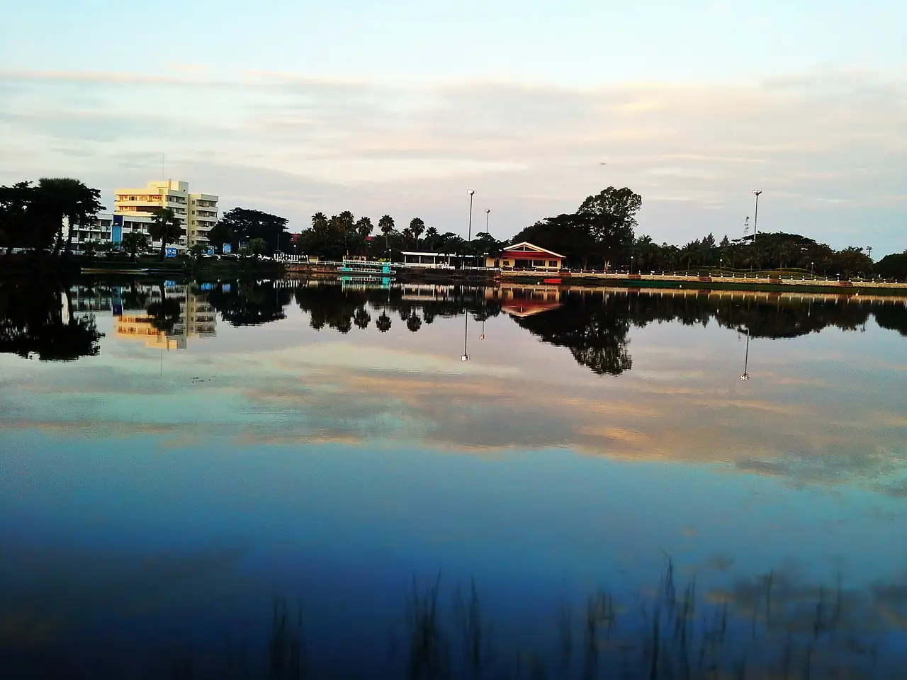 ภาพหนองหารยามเย็นสะท้อนท้องฟ้า ภาพจาก Wikimedia Commons ผู้ถ่าย ::::=UT=:::: (ชื่อผู้ใช้บนคอมมอนส์) สัญญา CC BY-SA 3.0 ภาพนี้ไม่ได้ถ่ายจากวัด เป็นภาพประกอบทะเลสาบที่ลานชมวิวของวัดมองไปถึงตามที่แหล่งข้อมูลระบุ