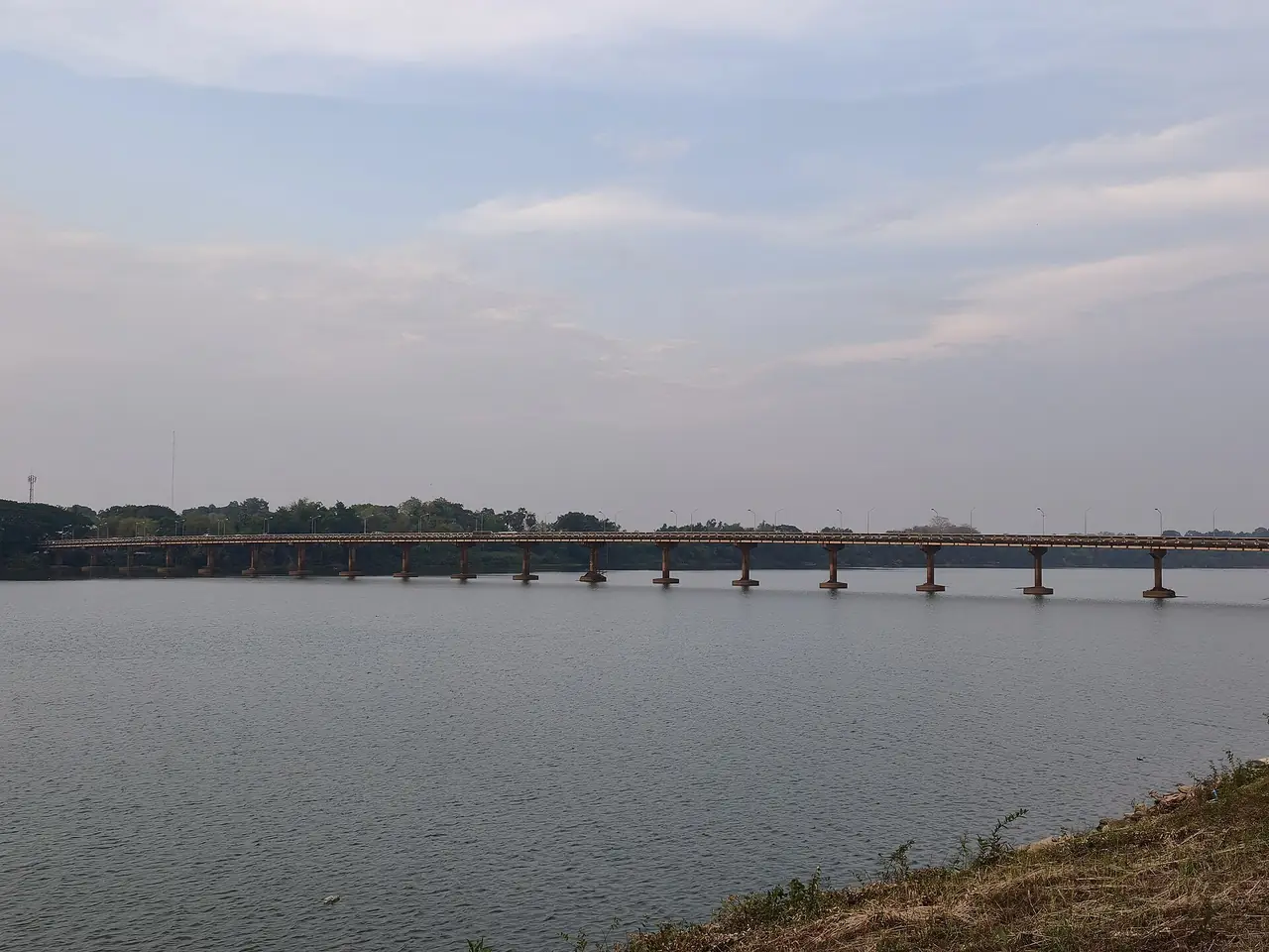 สะพานพิบูลมังสาหารข้ามแม่น้ำมูล ภาพจาก Wikimedia Commons ผู้ถ่าย PhiPhiUbon สัญญา CC0 ภาพวันที่ 25 เม.ย. 2569 ตอนเย็น ไม่ใช่ข้อมูลระดับน้ำที่แก่ง