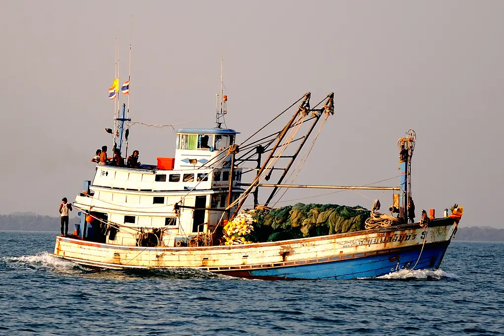 เรือประมงลำใหญ่แล่นกลางทะเลใกล้เกาะเสม็ด ภาพถ่ายจาก Wikimedia Commons ผู้ถ่าย Philippe Gabriel สัญญา CC BY 2.0 เป็นเรือประมง ไม่ใช่เรือทัวร์ ใช้เป็นภาพประกอบของท้องทะเลที่เรือทัวร์ออกไป
