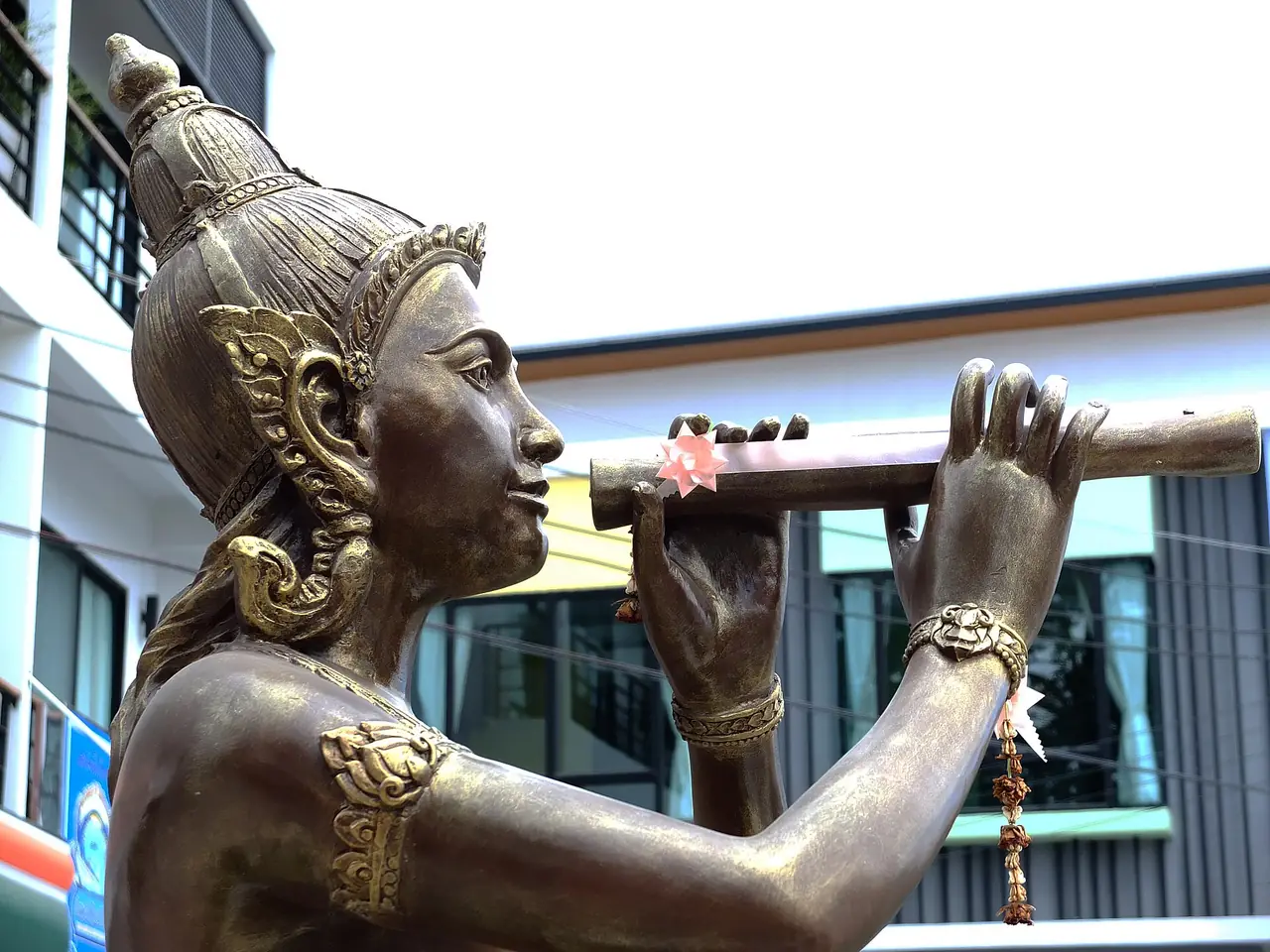 รูปปั้นพระอภัยมณีกำลังเป่าปี่ ใกล้ท่าเรือ เกาะเสม็ด ภาพถ่ายจาก Wikimedia Commons ผู้ถ่าย M.inse31 สัญญา CC BY-SA 3.0 ภาพเป็นแบบประกอบ ตำแหน่งตั้งตามคำบรรยายภาพบนคอมมอนส์ว่าใกล้ท่าเรือ