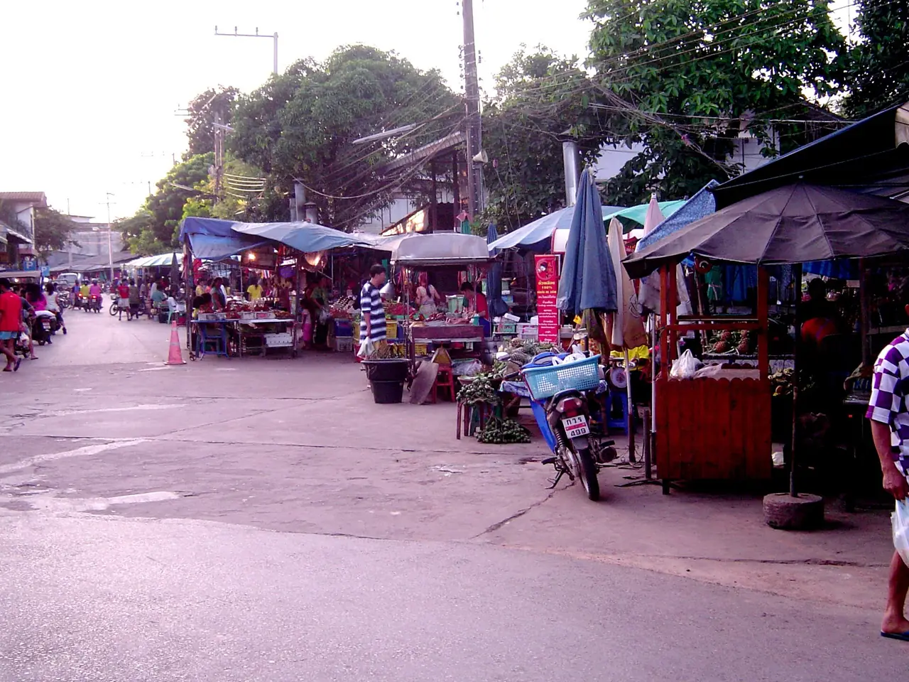 ตลาดเย็นริมถนนที่อำเภอแกลง จังหวัดระยอง ภาพจาก Wikimedia Commons ผู้ถ่าย Ian Smith สัญญา CC BY-SA 3.0 เป็นภาพเก่า ไม่ได้ระบุวันถ่าย ร้านและแผงในภาพอาจเปลี่ยนไปแล้ว
