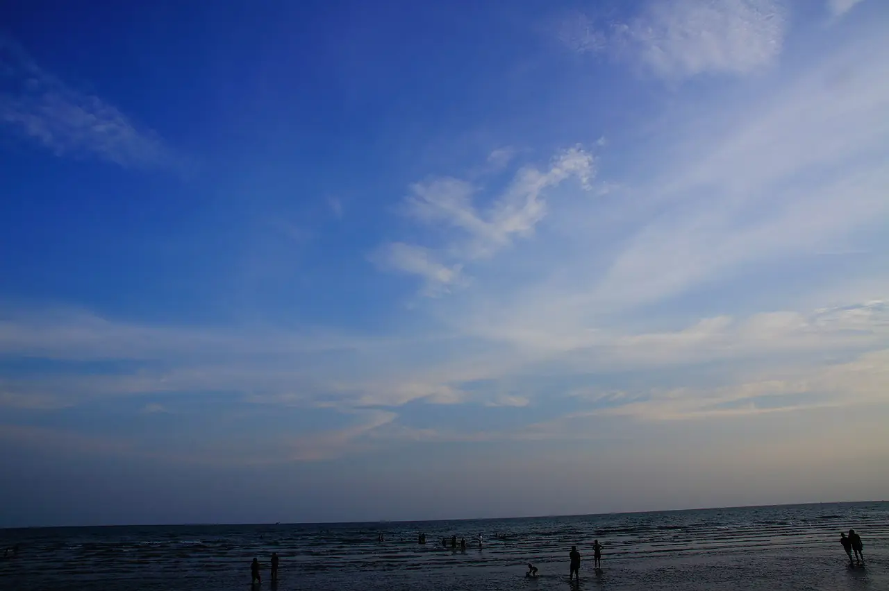 หาดเจ้าหลาวยามเย็น มีคนเดินเล่นที่ริมน้ำและท้องฟ้ากว้างเหนือทะเล ภาพจาก Wikimedia Commons ผู้ถ่าย Charin ninsu สัญญา CC BY 3.0 เป็นภาพประกอบ ภาพเก่าจากเว็บ panoramio ไม่ระบุปีที่ถ่าย