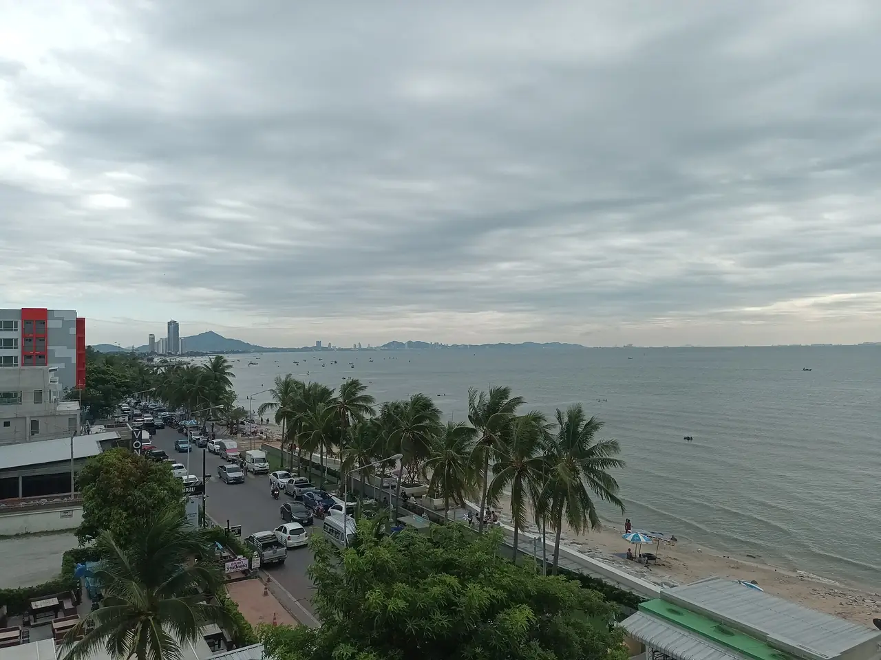 ถนนริมหาดวอนนภา (บางแสนล่าง) และแนวชายหาดมองจากมุมสูง ฟ้าครึ้ม ภาพจาก Wikimedia Commons ผู้ถ่าย Boonlert ประกาศเป็นสาธารณสมบัติ CC0 ไม่ระบุปีที่ถ่าย