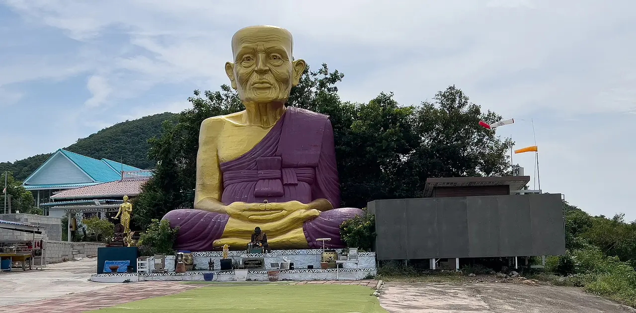 พระสงฆ์องค์ใหญ่นั่งสมาธิบนเกาะล้านตามชื่อไฟล์ Giant Monk Statue ภาพจาก Wikimedia Commons ผู้ถ่าย Stefan Fussan สัญญา CC BY-SA 3.0 ไม่ระบุปีที่ถ่ายและเราไม่พบแหล่งทางการที่บอกชื่อรูปปั้น