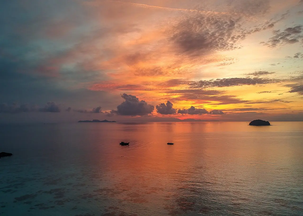 ท้องฟ้ายามพระอาทิตย์ขึ้นเหนือทะเลและเกาะเล็กไกลออกไป ชื่อภาพบน Commons คือ Koh Lipe Sunrise ไม่ระบุหาด เป็นภาพประกอบ ภาพถ่ายจาก Wikimedia Commons ผู้ถ่าย WIL สัญญา CC BY 2.0