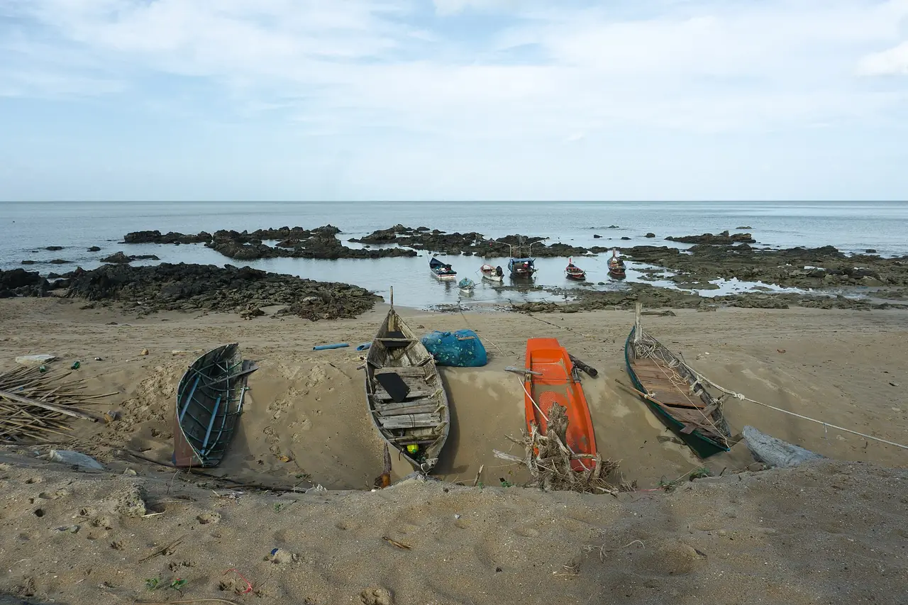 เรือท้องแบนเกยหาดทรายและโขดหินโผล่พ้นน้ำเมื่อน้ำลง บนเกาะลันตาใหญ่ ชื่อภาพบน Commons ไม่ระบุว่าเป็นหาดใด ภาพถ่ายจาก Wikimedia Commons ผู้ถ่าย Alexkom000 ถ่ายเมษายน 2561 สัญญา CC BY-SA 4.0
