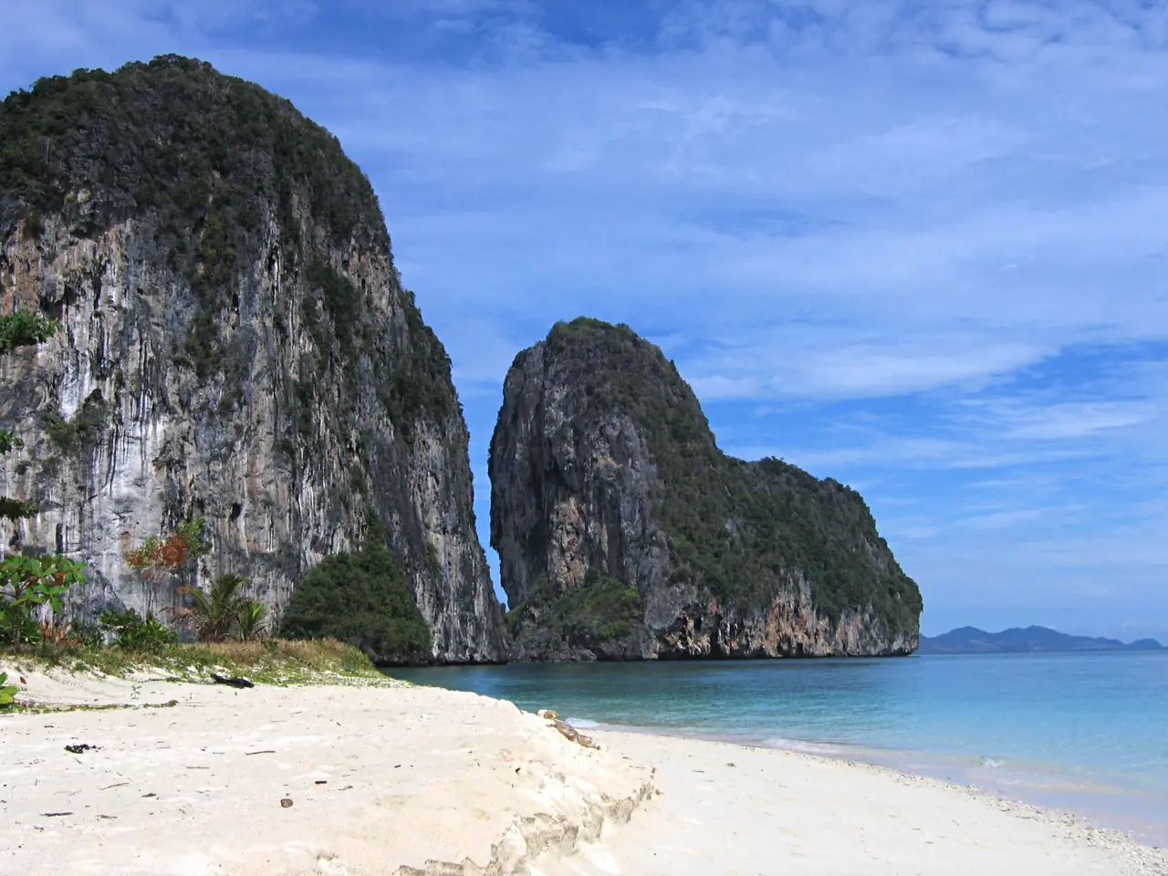 หาดทรายขาวและหน้าผาหินปูนที่เกาะเหลาเหลียงใต้ (Koh Lao Liang Tai) ในอุทยานแห่งชาติหมู่เกาะเภตรา ภาพจาก Wikimedia Commons ผู้ถ่าย Lerdsuwa สัญญา CC BY-SA 3.0 เกาะนี้อยู่ใกล้สุกร แต่ไม่ใช่ภาพบนเกาะสุกร