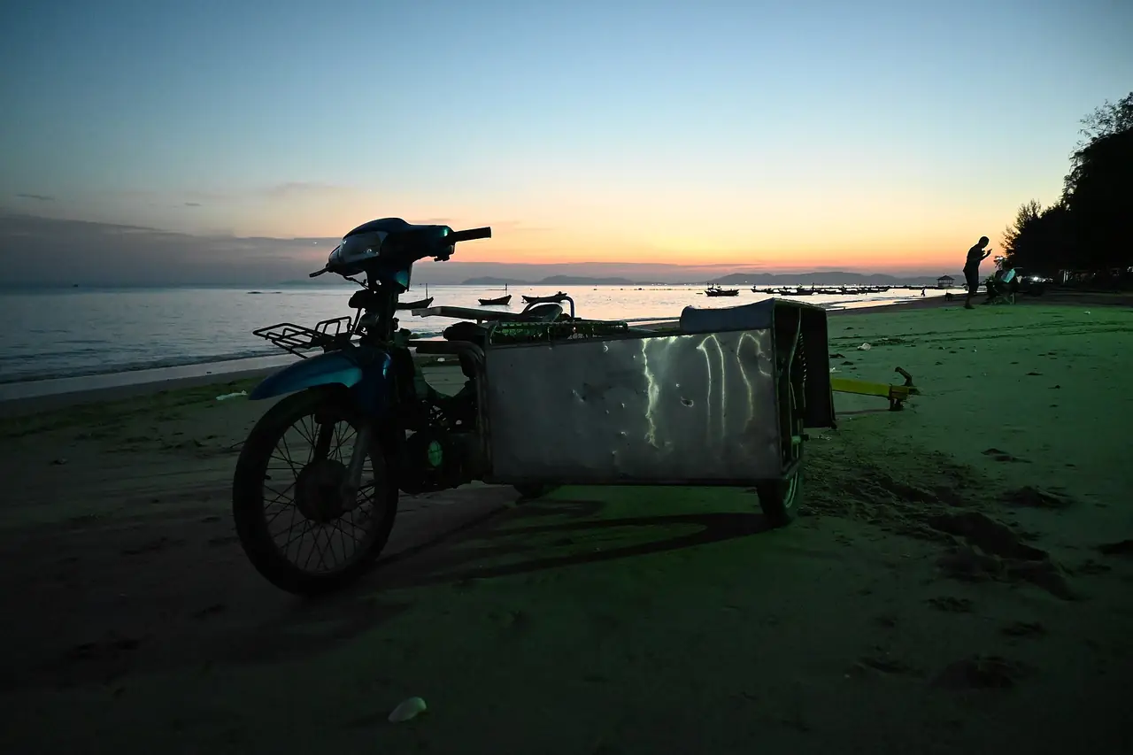 รถจักรยานยนต์พ่วงข้างจอดริมหาดตอนพลบค่ำ ถ่ายที่ชายหาดในจังหวัดระยอง ไม่ใช่เกาะสุกร ใช้เป็นภาพประกอบของรถประเภทเดียวกับซาเล้ง ภาพจาก Wikimedia Commons ผู้ถ่าย PattayaPatrol สัญญา CC BY-SA 4.0