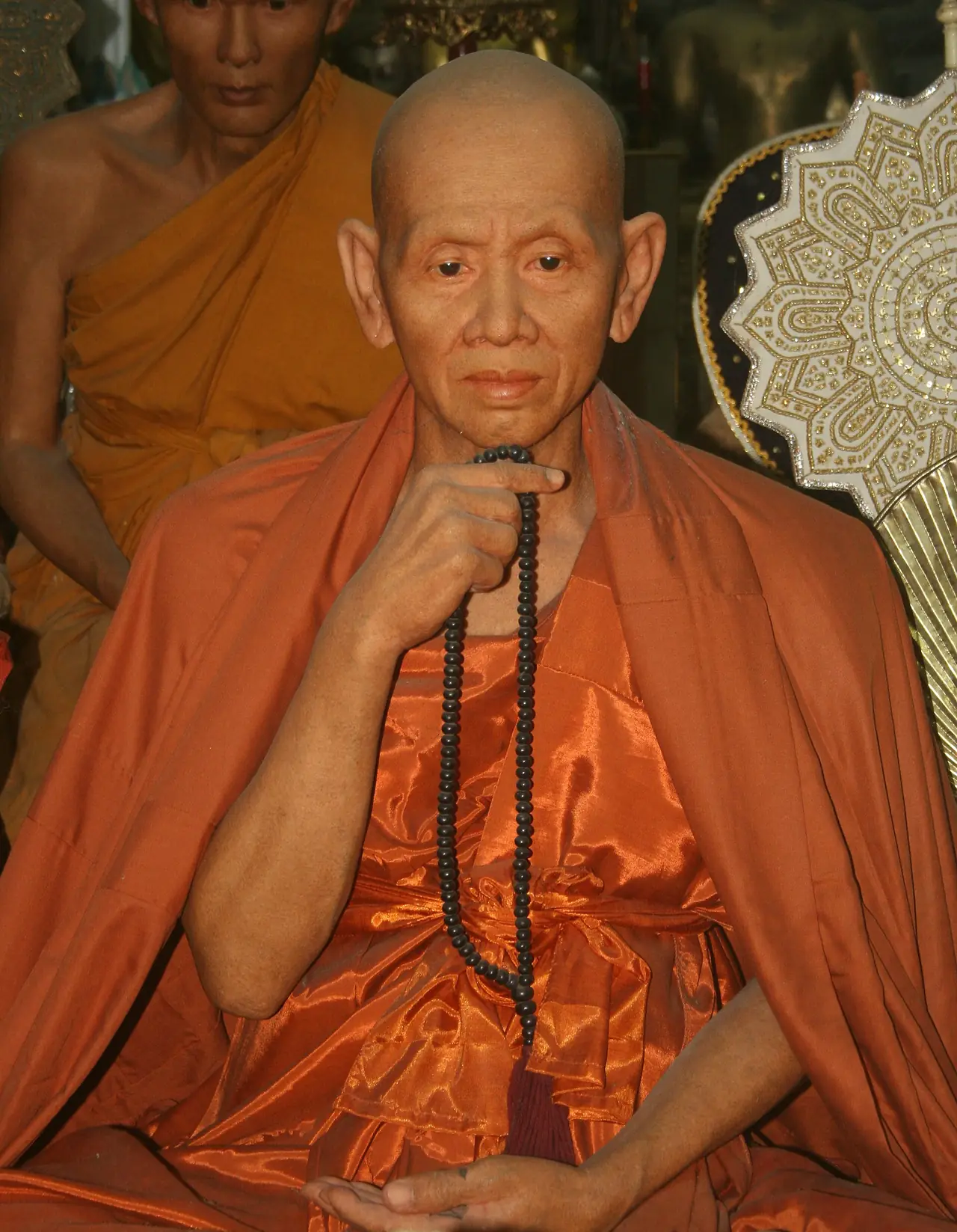 หุ่นขี้ผึ้งของครูบาศรีวิชัยที่ผู้ถ่ายระบุในรายละเอียดภาพ ภาพจาก Wikimedia Commons ผู้ส่งข้อมูลเก็บในคลังข้อมูลเสรีวิกิมีเดีย สัญญา CC BY 3.0 ไม่ลงสถานที่และวันที่ถ่าย ภาพนี้เป็นหุ่นไม่ใช่ภาพถ่ายบุคคลจริง