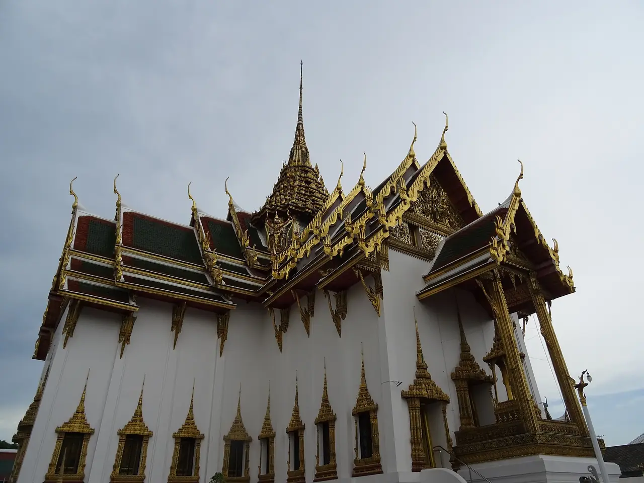 พระที่นั่งดุสิตมหาปราสาท ยอดปราสาทเป็นทรงเขาพระสุเมรุ ภาพจาก Wikimedia Commons ผู้ถ่าย Christophe95 สัญญา CC BY-SA 4.0