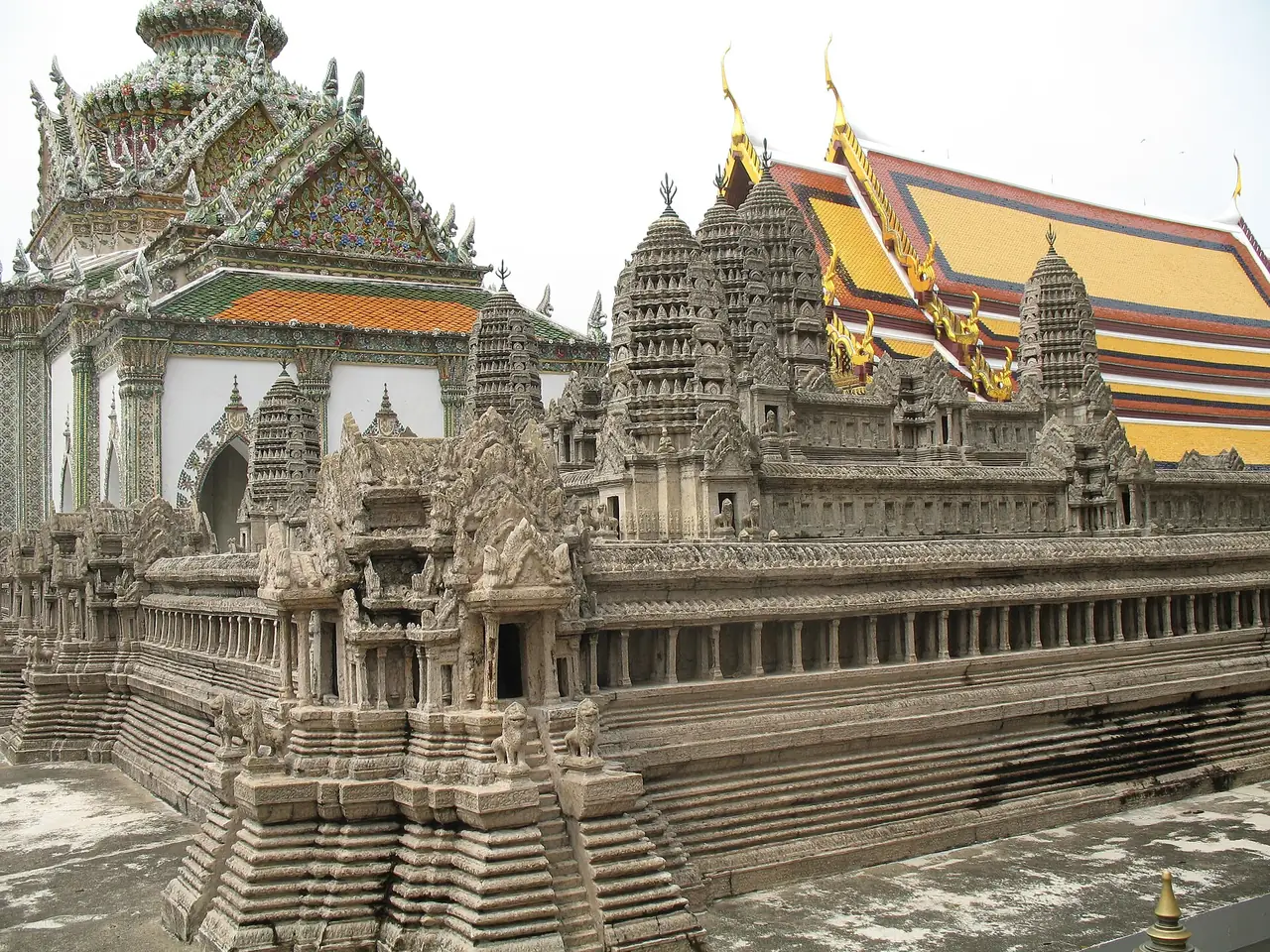 แบบจำลองนครวัดบนฐานไพทีวัดพระแก้ว ด้านหลังเป็นหลังคาอาคารในวัด ภาพจาก Wikimedia Commons ผู้ถ่าย Hzh สัญญา CC BY-SA 4.0