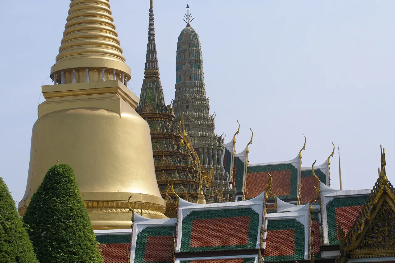 พระศรีรัตนเจดีย์สีทองกับยอดอาคารอื่นในวัดพระแก้ว ภาพจาก Wikimedia Commons ผู้ถ่าย Vyacheslav Argenberg สัญญา CC BY 4.0