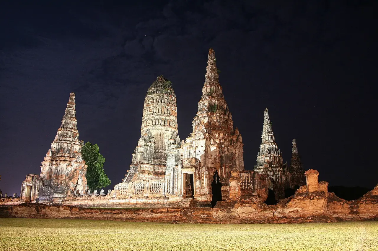 วัดไชยวัฒนารามตอนกลางคืนที่มีแสงไฟส่องปรางค์ ภาพจาก Wikimedia Commons ผู้ใช้ชื่อ Random username 083794703875938 สัญญา CC0 ไม่ทราบวันที่ถ่ายและไม่ทราบว่าเป็นช่วงกิจกรรมพิเศษใด