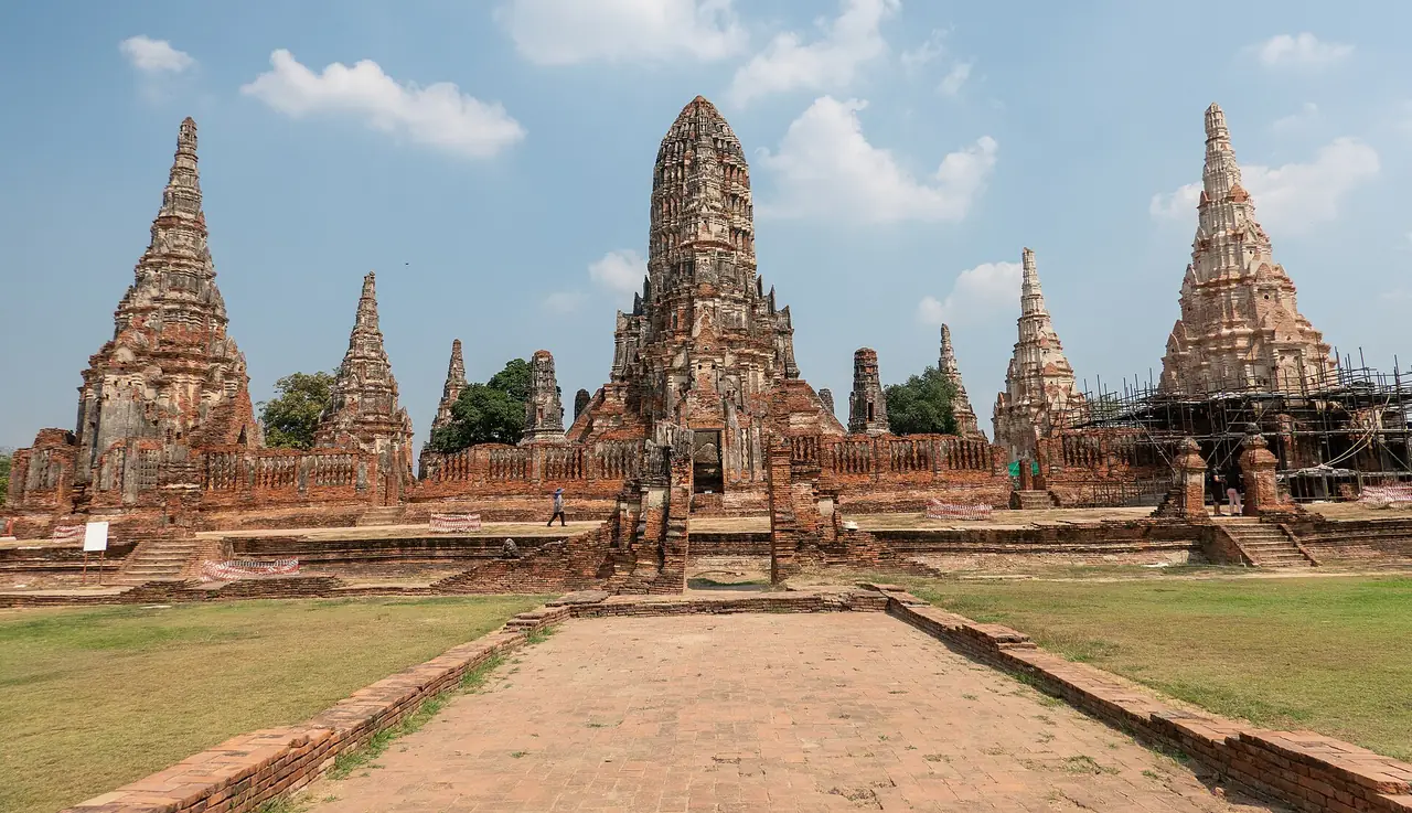ภาพกว้างของวัดไชยวัฒนารามที่เห็นนั่งร้านเหล็กล้อมปรางค์ด้านขวา แสดงว่าเคยมีงานซ่อมอยู่ในจุดนั้น ภาพจาก Wikimedia Commons ผู้ถ่าย No(0)GoodNamesLeft สัญญา CC BY-SA 4.0 ไม่ทราบวันที่ถ่ายและไม่ใช่สภาพปัจจุบัน