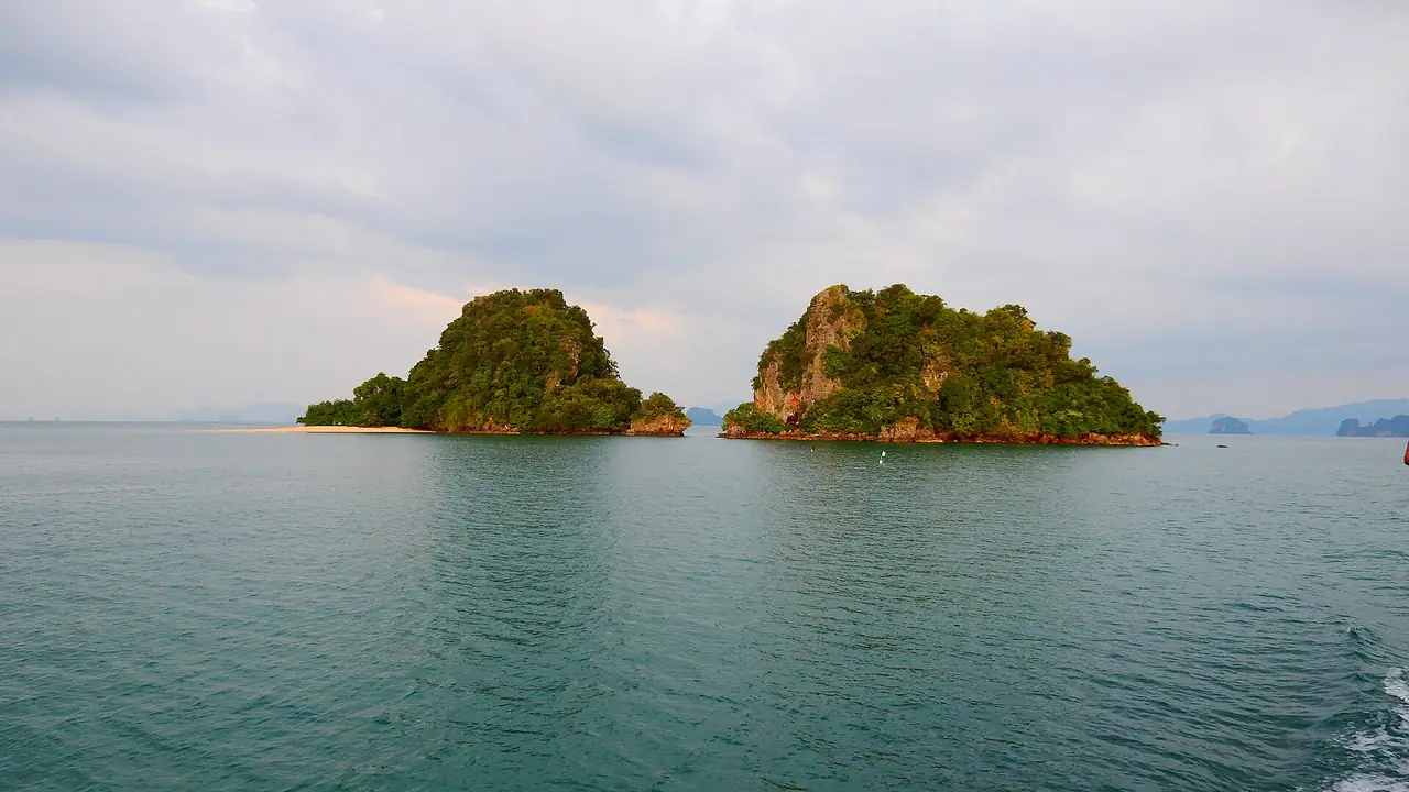 เกาะหินปูนสีเขียวลูกเล็ก มีหินสีส้มตรงโคนเกาะ มองจากเรือในอ่าวพังงา ภาพของ Roma Neus จาก Wikimedia Commons สัญญา CC BY 3.0 ถ่ายเมื่อ ธ.ค. 2557 ตามคำบรรยายภาพบน Commons เป็นภาพบริเวณเกาะยาวน้อย ไม่ได้ระบุว่าเป็นเกาะไหน ใช้แสดงลักษณะเกาะหินปูนในอ่าว ไม่ใช่เกาะนก