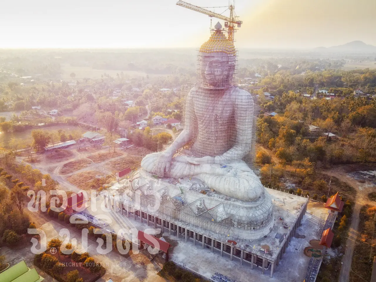 ภาพมุมสูงพระพุทธรูปนั่งองค์ใหญ่ที่วัดทับคล้อ (สวนโพธิสัตว์) อำเภอทับคล้อ ขณะมีนั่งร้านก่อสร้าง ถ่ายเมื่อ 21 ก.พ. 2564 ไม่ใช่วัดบางคลาน และสภาพปัจจุบันของอาคารยังไม่ยืนยัน ภาพจาก Wikimedia Commons ผู้ถ่าย ชมรมท่องเที่ยวจังหวัดพิจิตร สัญญา CC BY-SA 4.0