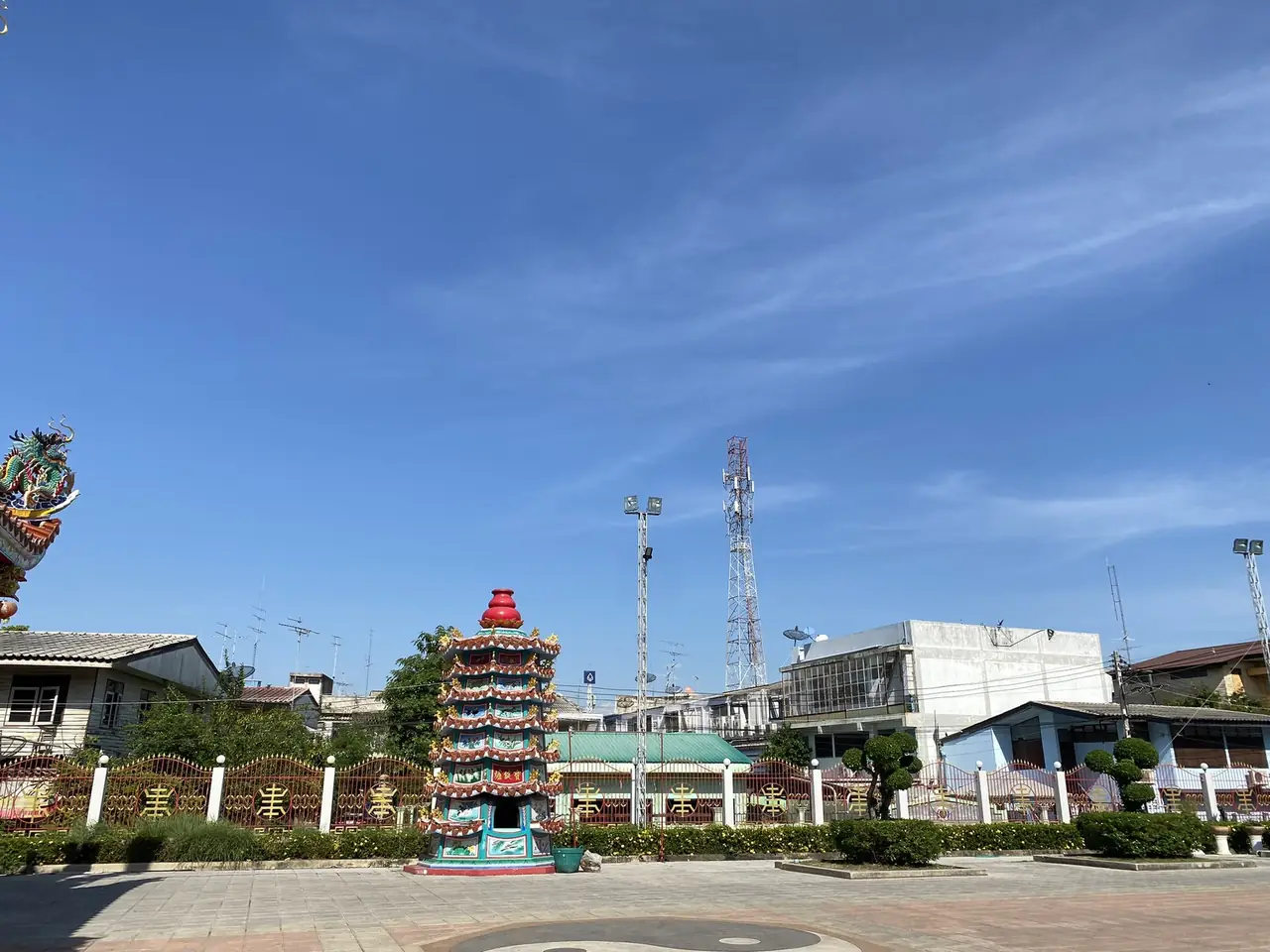 ตลาดบางมูลนาก มองจากศาลเจ้าพ่อแก้ว อำเภอบางมูลนาก จังหวัดพิจิตร อำเภอข้างเคียงโพทะเลที่ใช้ทางหลวง 1067 ร่วมกัน ภาพนี้แสดงบรรยากาศชุมชนริมถนนของพิจิตร ไม่ใช่ตลาดน้ำบางคลาน ภาพจาก Wikimedia Commons ผู้ถ่าย Ekströmz สัญญา CC BY-SA 4.0