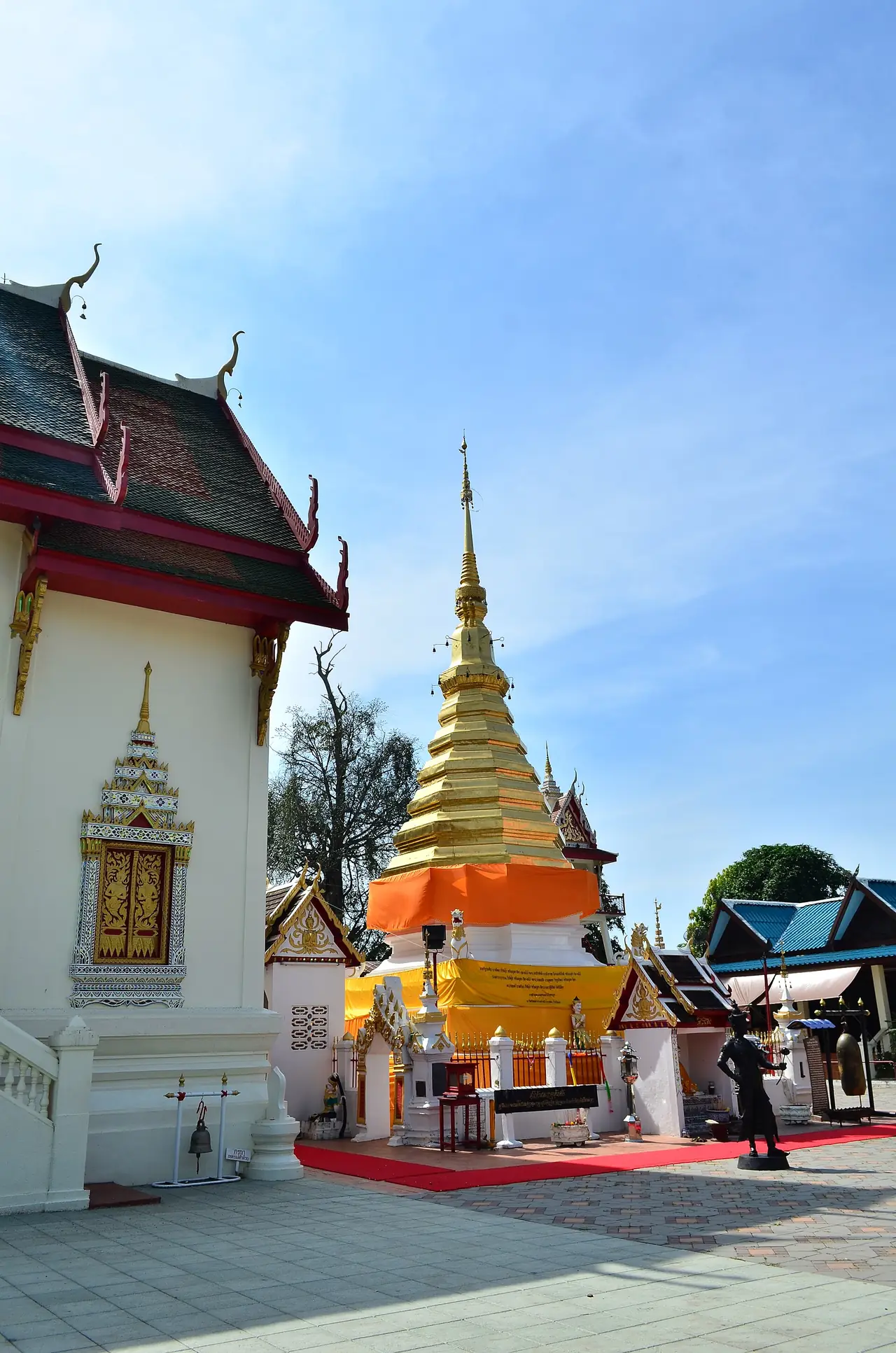 พระเจดีย์ทองและพระอุโบสถของวัดพระธาตุศรีดอนคำ วัดโบราณอีกแห่งในอำเภอลองที่ Thai Holiday Guide บอกว่าสร้างในยุคใกล้เคียงกับวัดสะแล่ง ภาพจาก Wikimedia Commons ผู้ถ่าย K.Phothiwijit เดือนพฤศจิกายน 2554 สัญญา CC BY-SA 3.0 ไม่ใช่ภาพของวัดสะแล่ง เพราะเราไม่พบภาพที่ใช้ได้ของวัดสะแล่งบน Commons