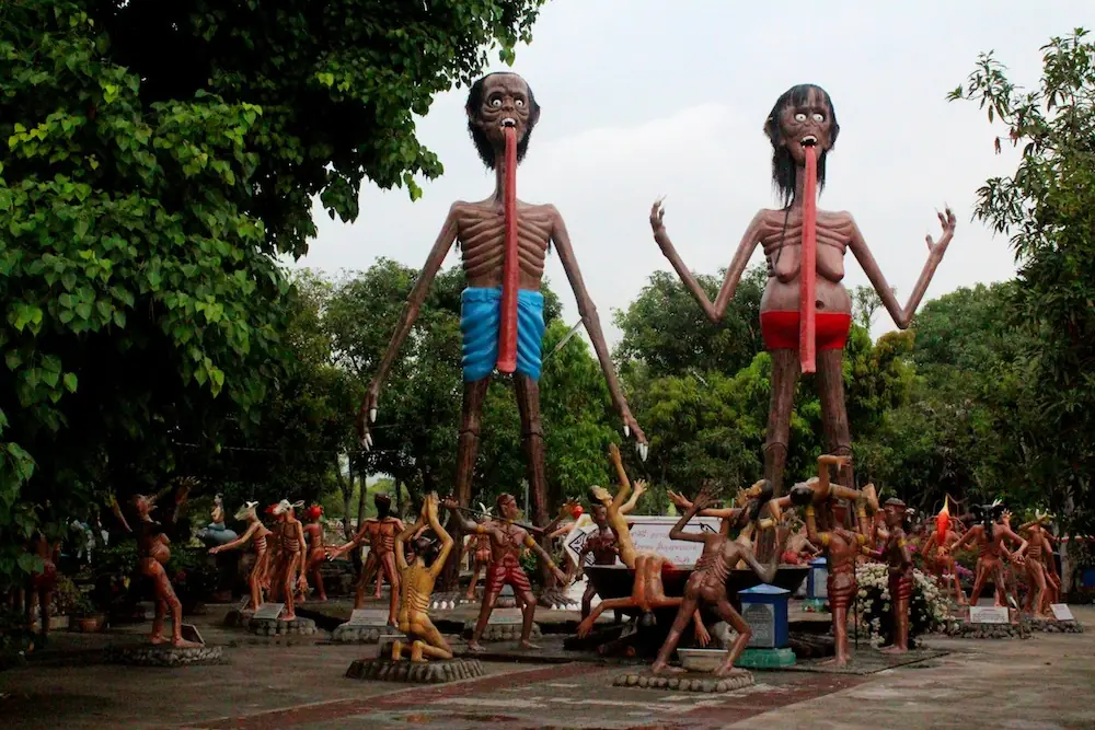สวนนรกของวัดแสนสุข (Wang Saen Suk) จังหวัดชลบุรี ภาพนี้ไม่ใช่วัดไผ่โรงวัว ใช้เป็นตัวอย่างว่างานสวนนรกในไทยหน้าตาแบบไหน เพราะภาพที่ถ่ายที่ไผ่โรงวัวจริงในคลังภาพสาธารณะมีน้อยและส่วนใหญ่ความละเอียดต่ำเกินไป ภาพจาก Wikimedia Commons ผู้ถ่าย Qormyach สัญญา CC BY-SA 3.0