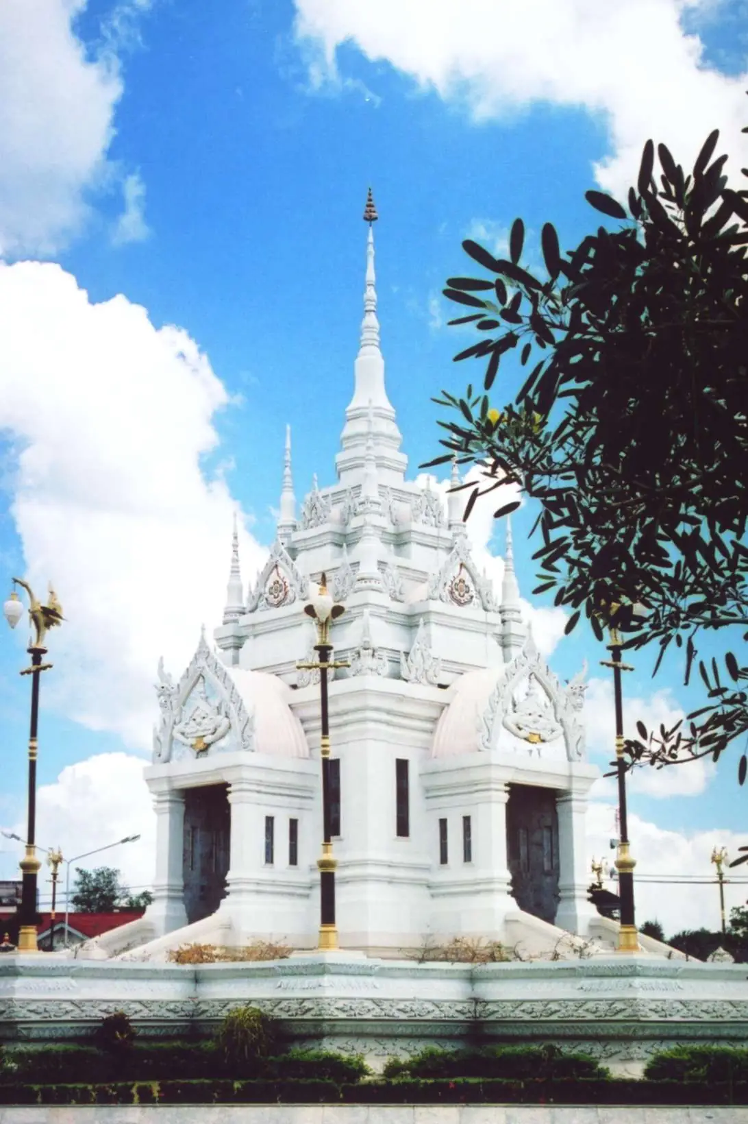 ศาลหลักเมืองสุราษฎร์ธานีเป็นอาคารสีขาวมียอดซ้อนชั้น ภาพจาก Wikimedia Commons ผู้ถ่าย Ahoerstemeier สัญญา CC BY-SA 3.0 ผู้ถ่ายระบุวันที่ถ่าย 21 มกราคม 2548 เป็นภาพเก่า ปัจจุบันสีและบริเวณรอบอาคารอาจต่างจากภาพ