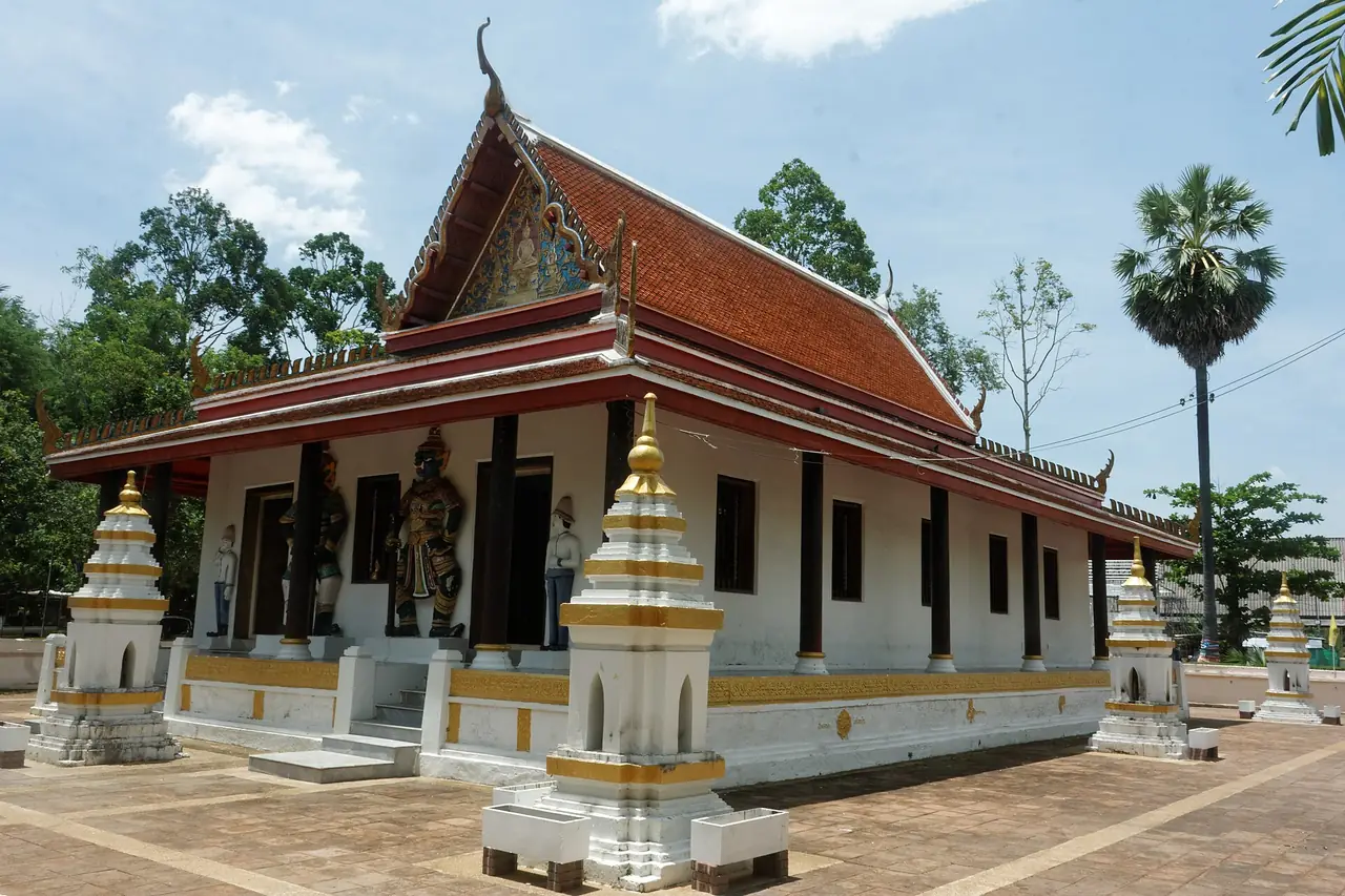 พระวิหารของวัดพัฒนารามที่สุราษฎร์ธานี หลังคากระเบื้องสีส้มมีปูนปั้นรูปทหารยามยืนหน้าผนัง ภาพจาก Wikimedia Commons ผู้ถ่าย Ahoerstemeier สัญญา CC BY-SA 4.0 ไม่ระบุปีที่ถ่าย ชื่อไฟล์เรียกว่าวิหาร ส่วน Sanook เรียกว่าพระอุโบสถหลังเก่า เรายังไม่ยืนยันว่าเป็นอาคารเดียวกัน